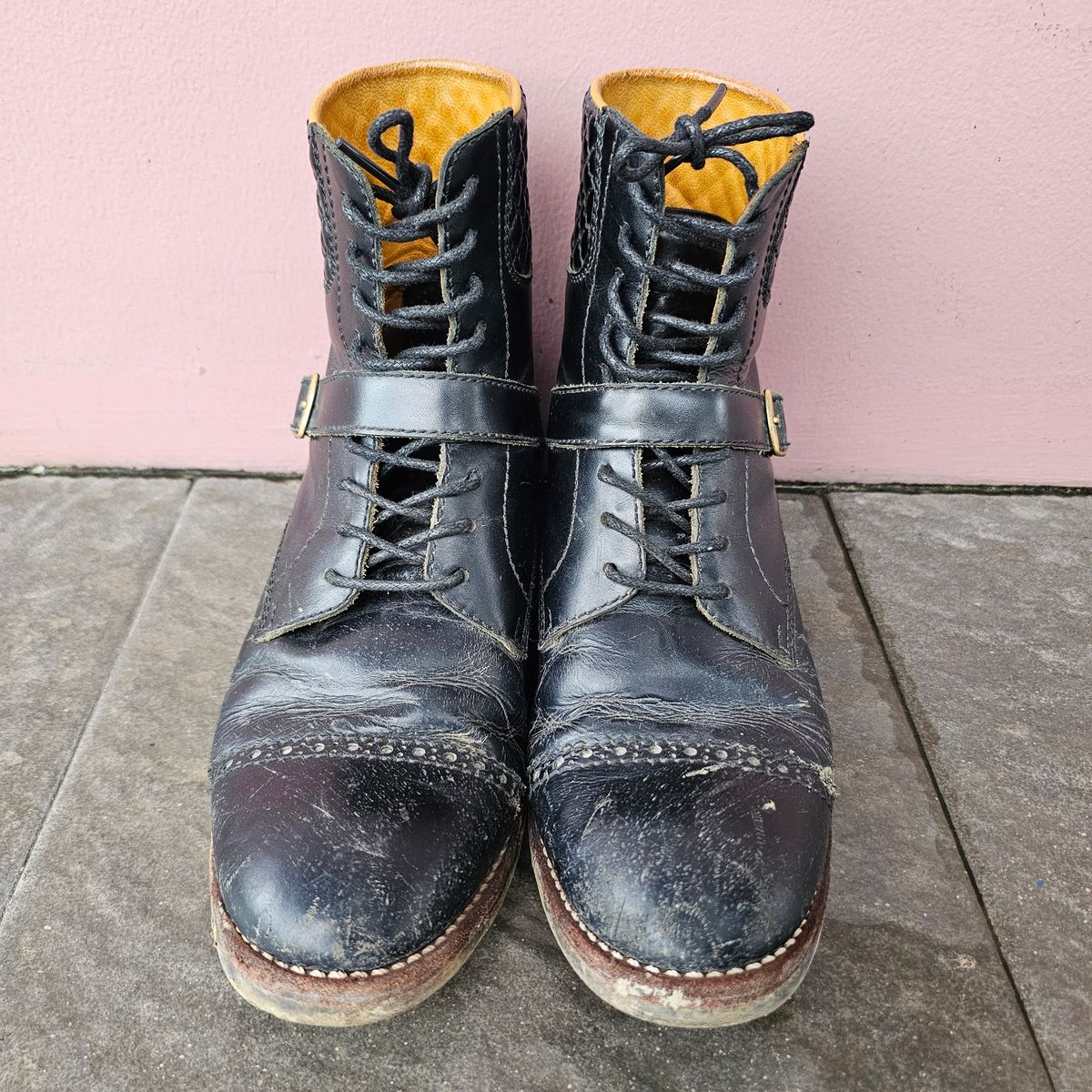 Photo by ramadhan on December 3, 2025 of the Minen Leather Custom Model in Indonesian Black Pull Up.