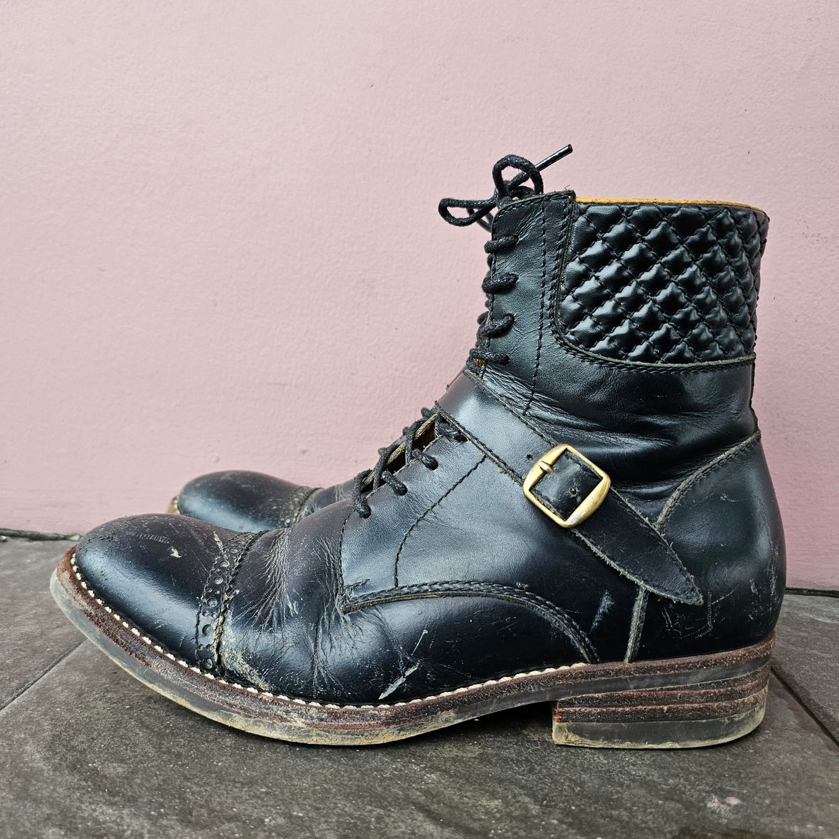 Photo by ramadhan on December 3, 2025 of the Minen Leather Custom Model in Indonesian Black Pull Up.