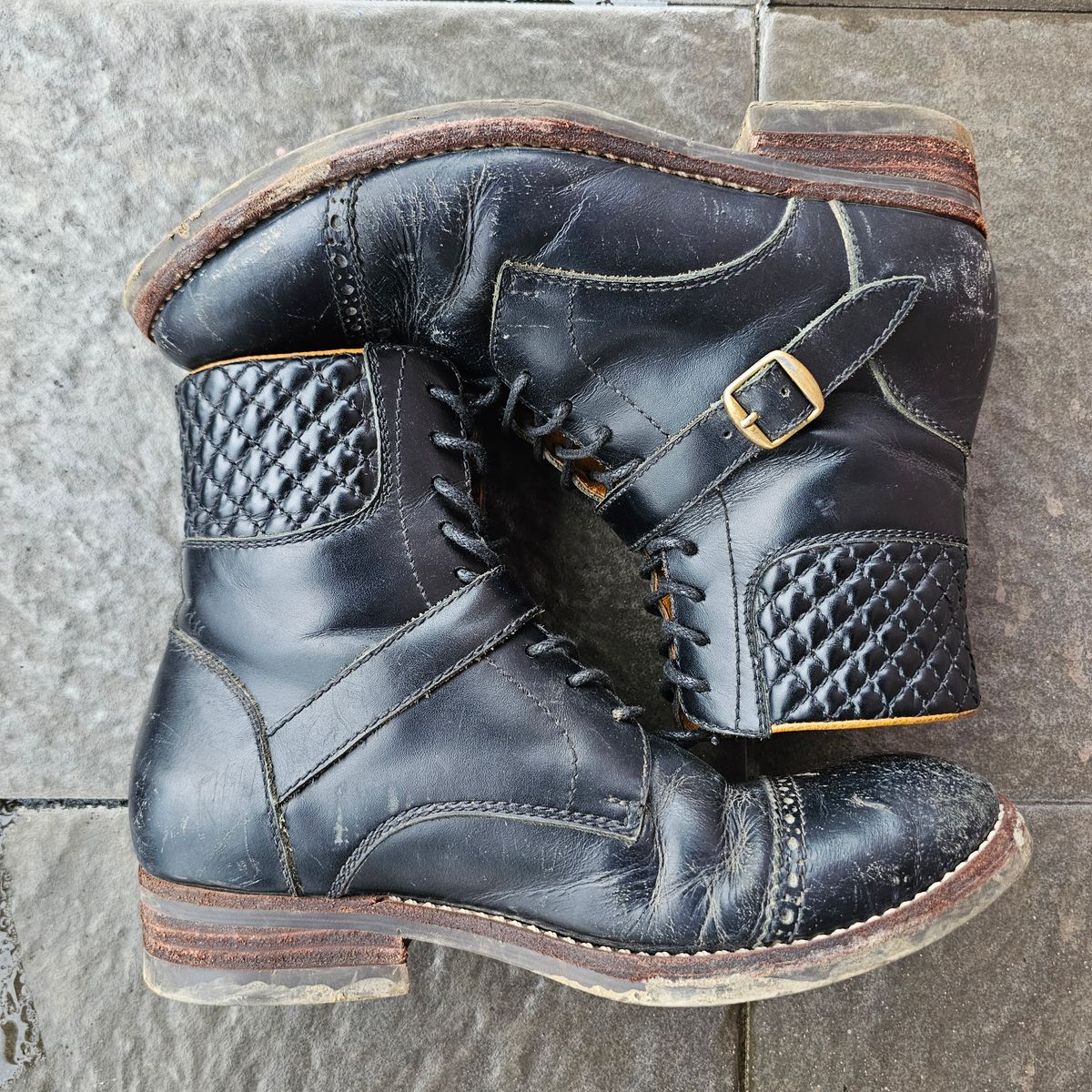 Photo by ramadhan on December 3, 2025 of the Minen Leather Custom Model in Indonesian Black Pull Up.