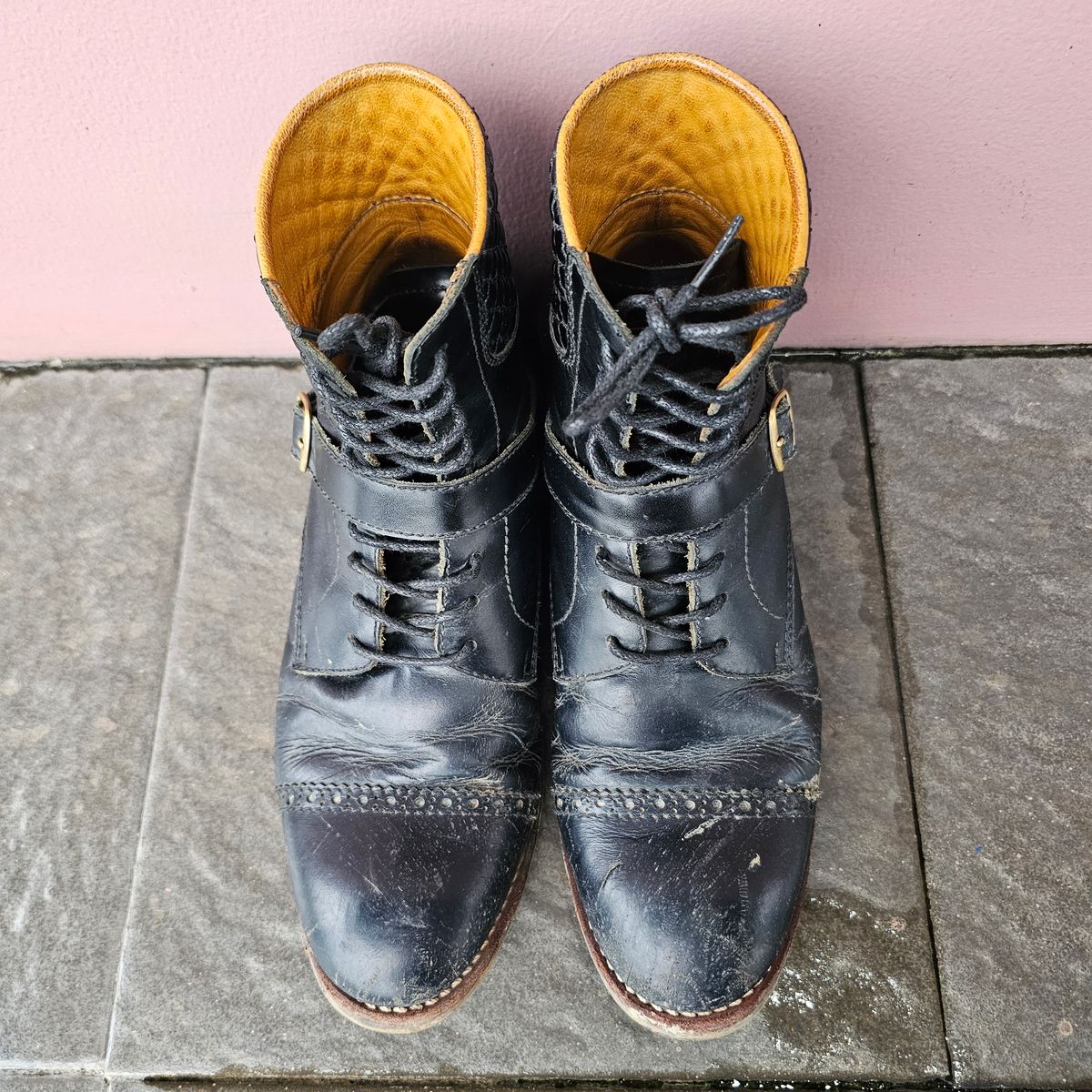 Photo by ramadhan on December 3, 2025 of the Minen Leather Custom Model in Indonesian Black Pull Up.