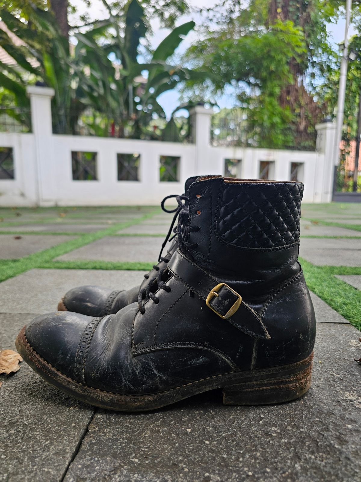 Photo by ramadhan on January 5, 2026 of the Minen Leather Custom Model in Indonesian Black Pull Up.