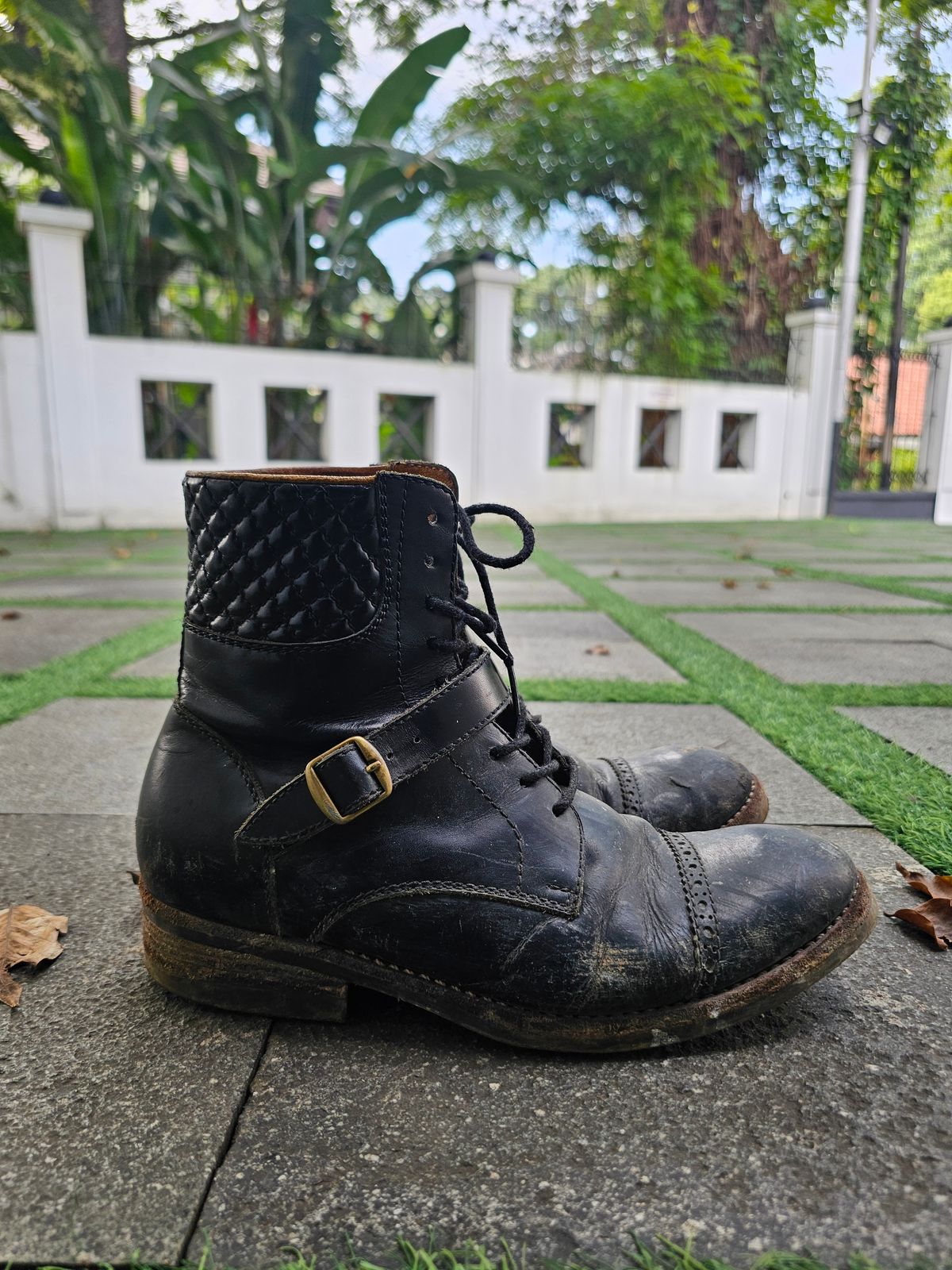 Photo by ramadhan on January 5, 2026 of the Minen Leather Custom Model in Indonesian Black Pull Up.