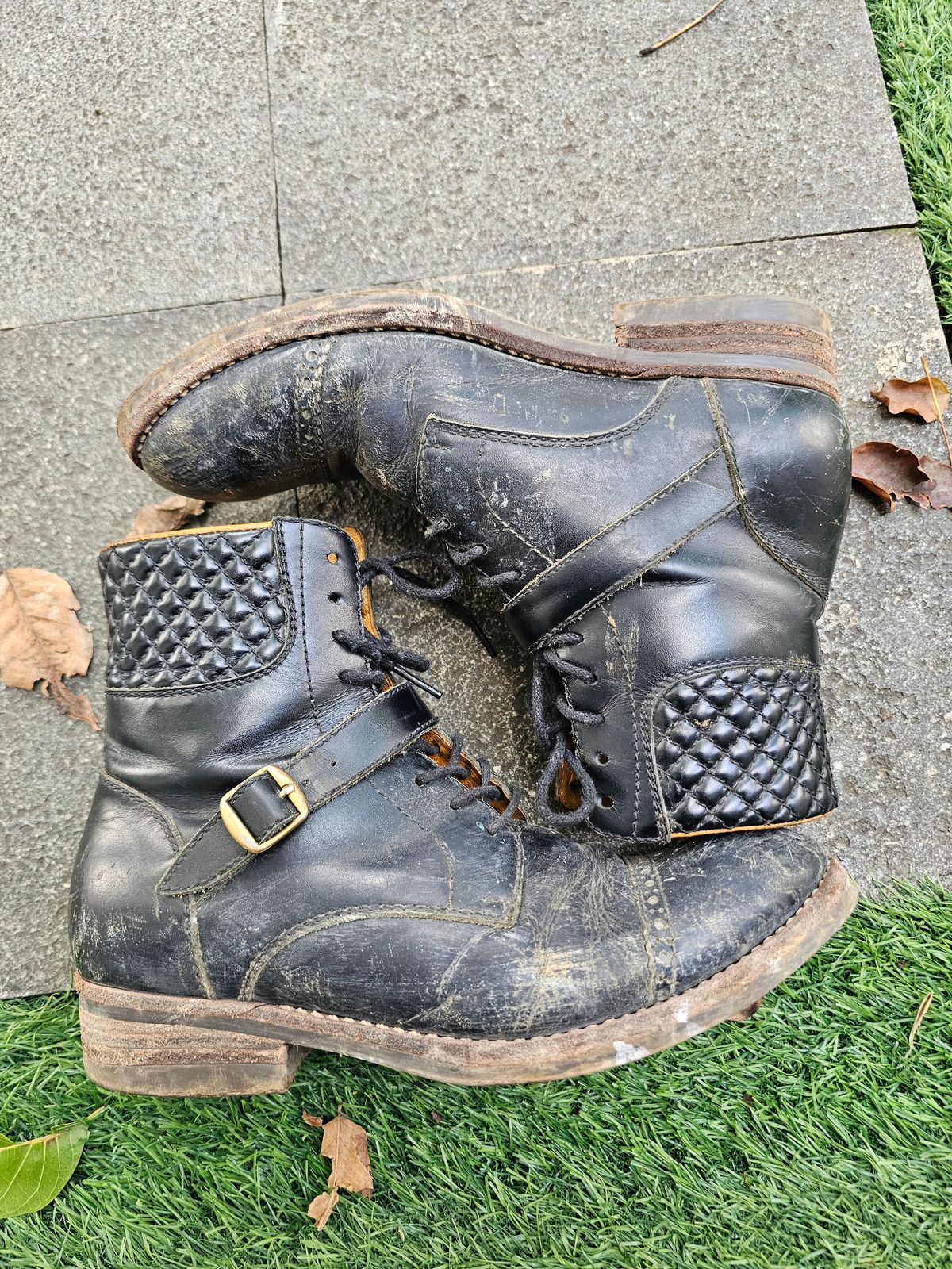 Photo by ramadhan on January 5, 2026 of the Minen Leather Custom Model in Indonesian Black Pull Up.