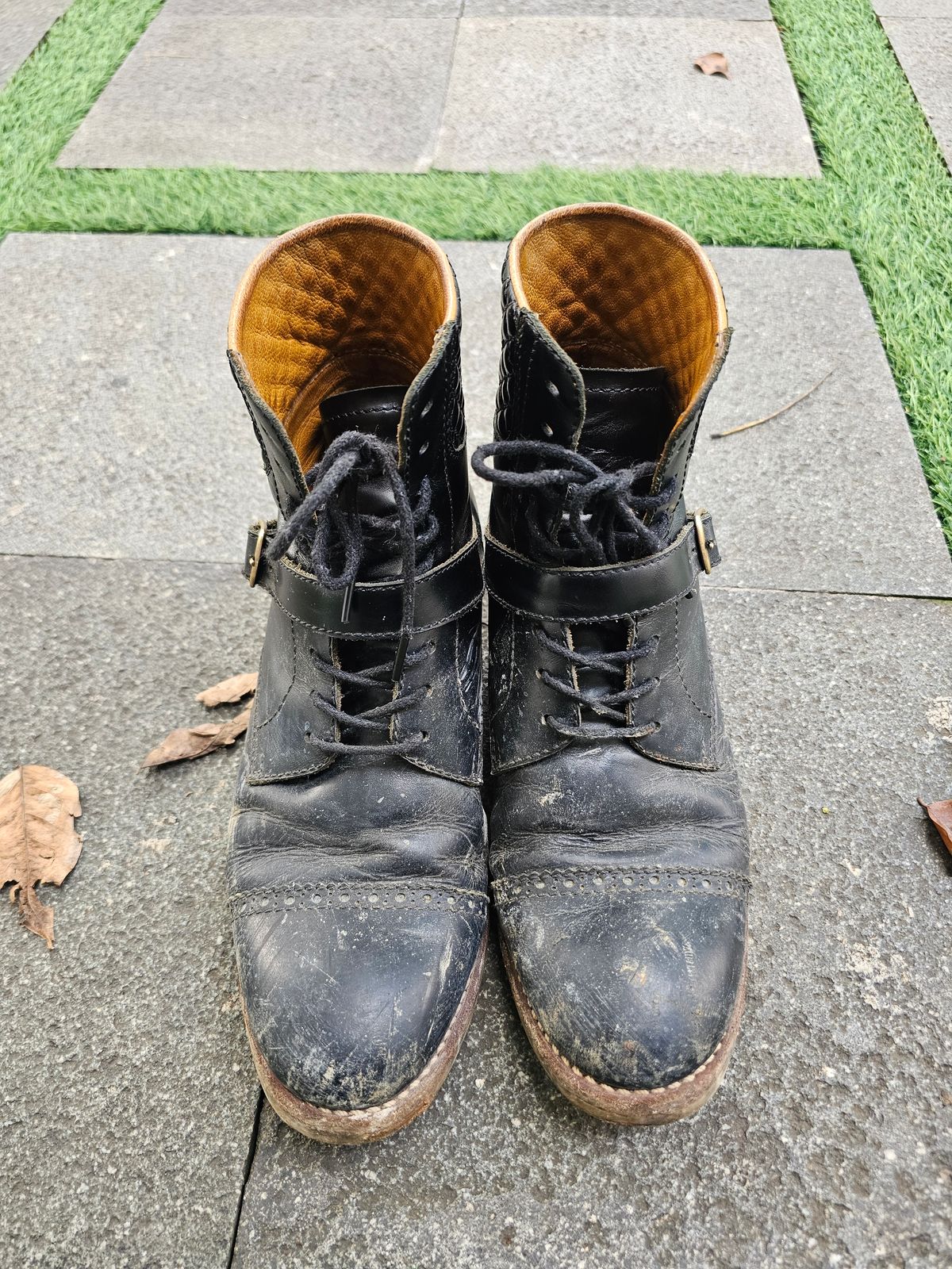 Photo by ramadhan on January 5, 2026 of the Minen Leather Custom Model in Indonesian Black Pull Up.