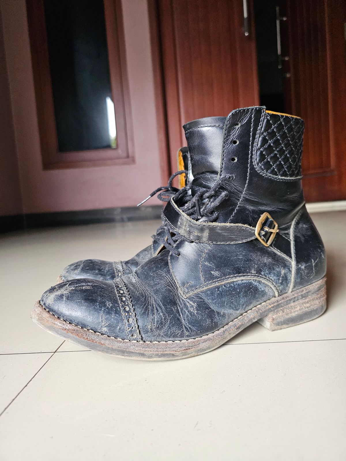 Photo by ramadhan on February 5, 2026 of the Minen Leather Custom Model in Indonesian Black Pull Up.