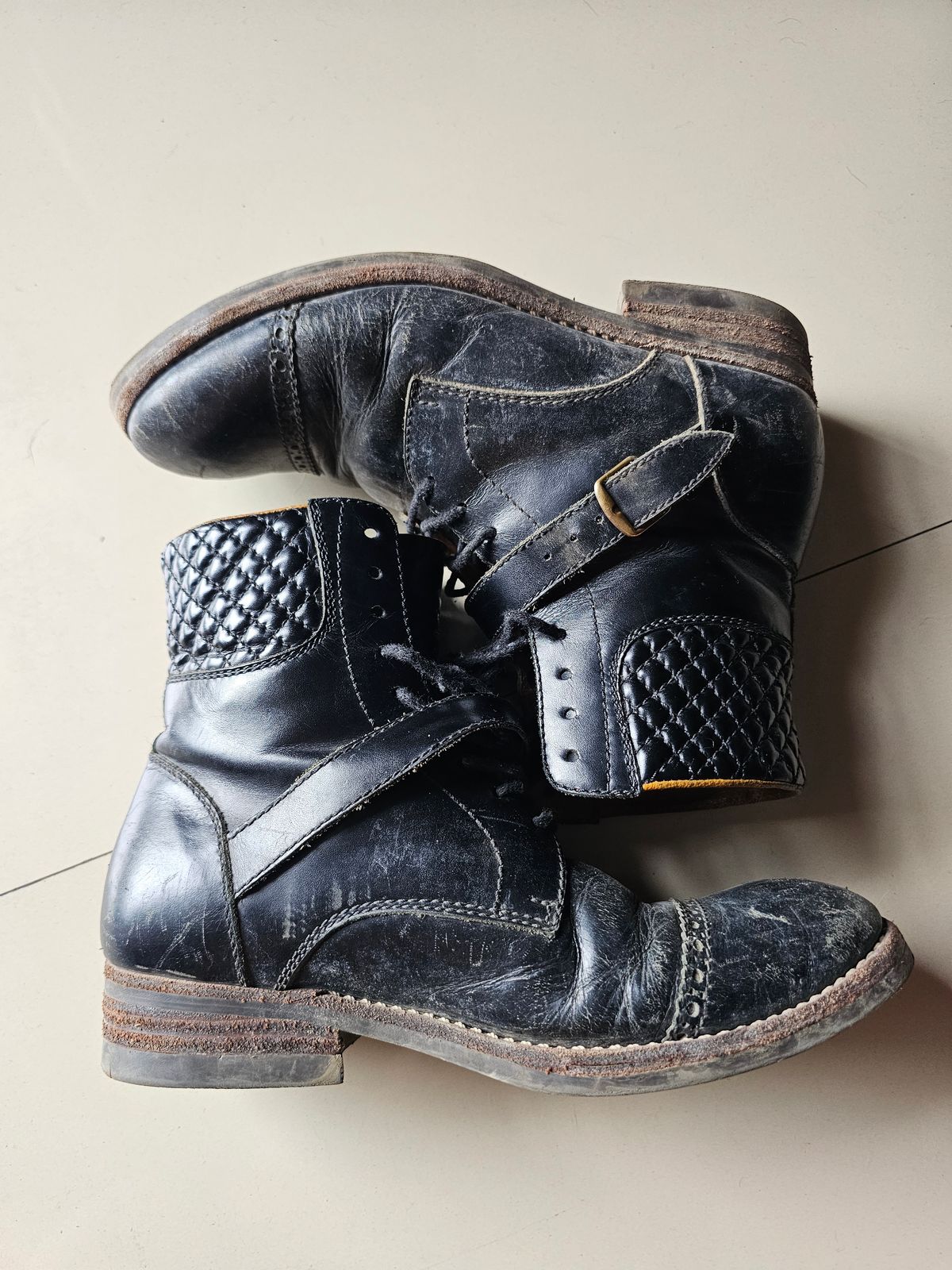 Photo by ramadhan on February 5, 2026 of the Minen Leather Custom Model in Indonesian Black Pull Up.