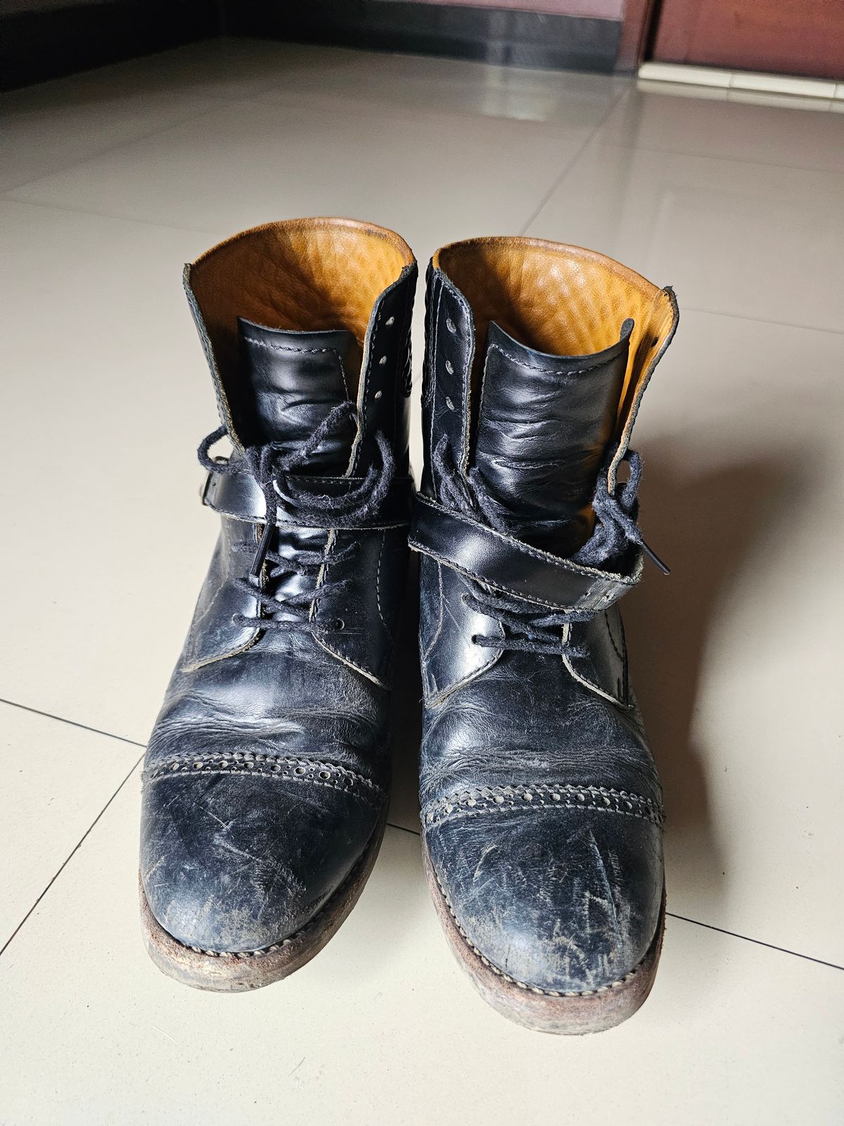 Photo by ramadhan on February 5, 2026 of the Minen Leather Custom Model in Indonesian Black Pull Up.