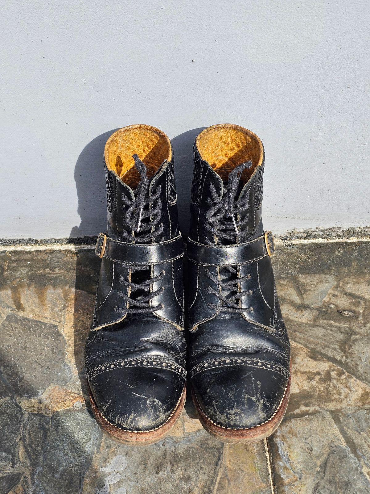 Photo by ramadhan on February 26, 2026 of the Minen Leather Custom Model in Indonesian Black Pull Up.