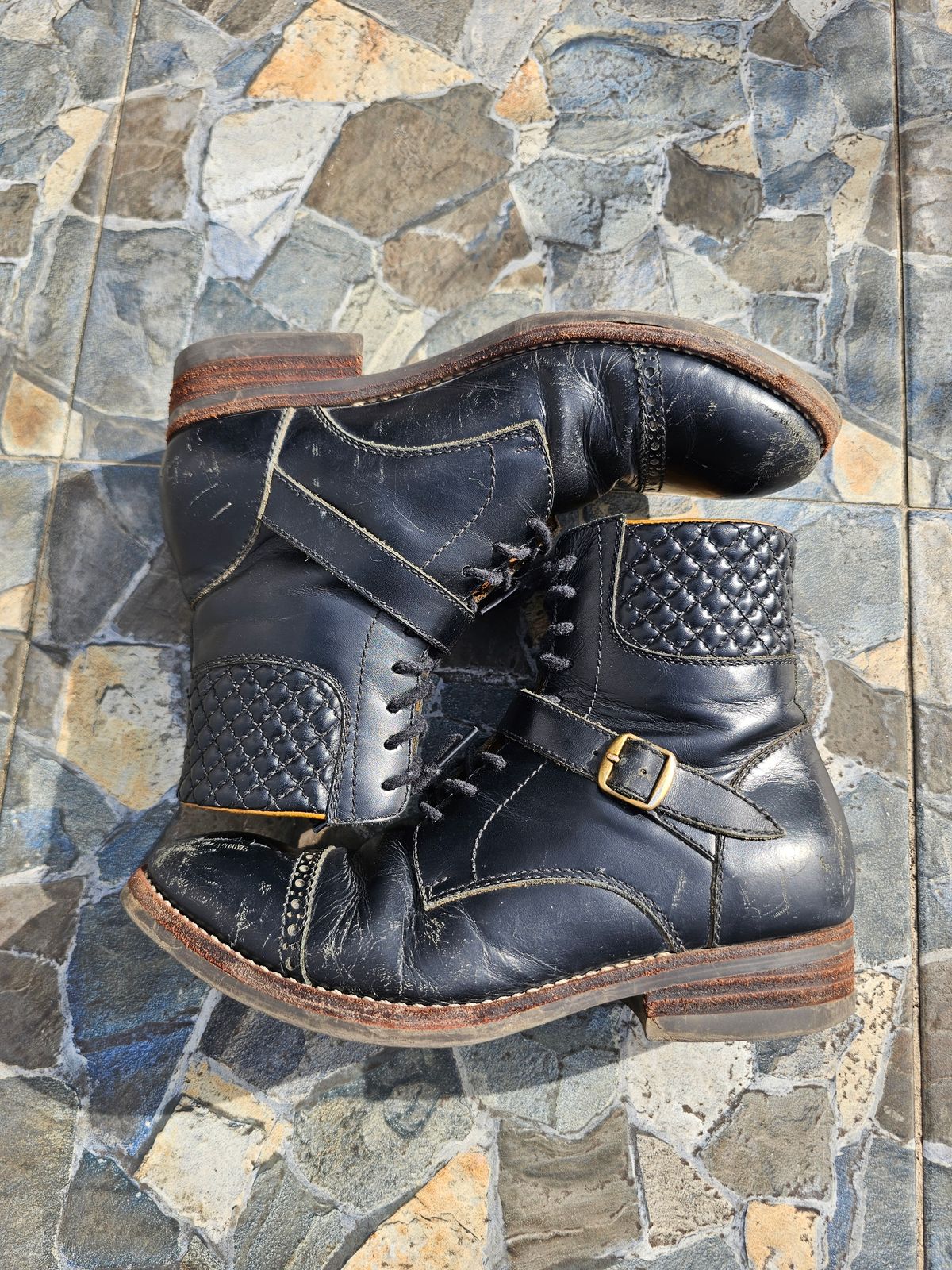 Photo by ramadhan on February 26, 2026 of the Minen Leather Custom Model in Indonesian Black Pull Up.