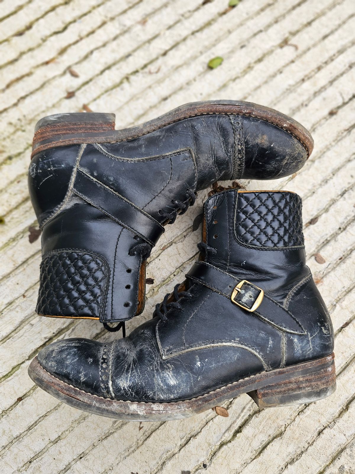 Photo by ramadhan on April 3, 2026 of the Minen Leather Custom Model in Indonesian Black Pull Up.