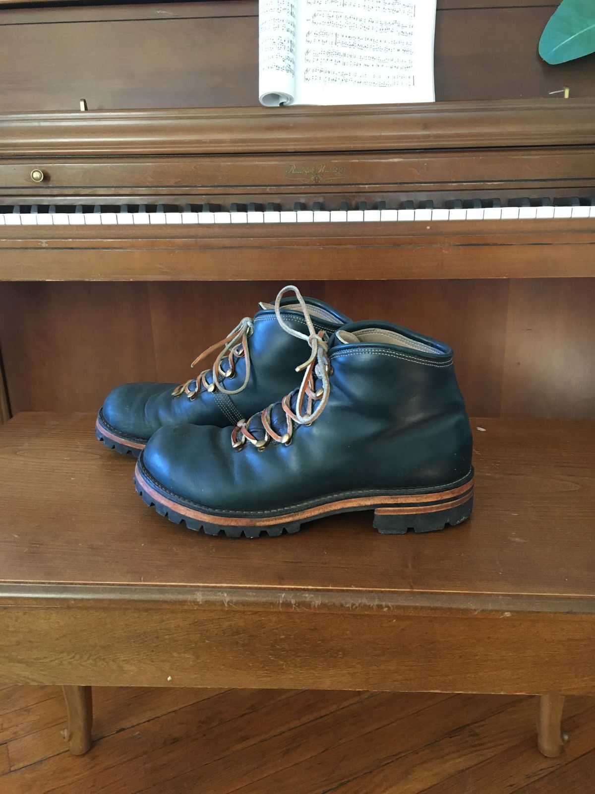 Photo by Limmer_Ernie on January 2, 2025 of the Peter Limmer & Sons Custom Model in Seidel Sapphire Blue Double Shot.