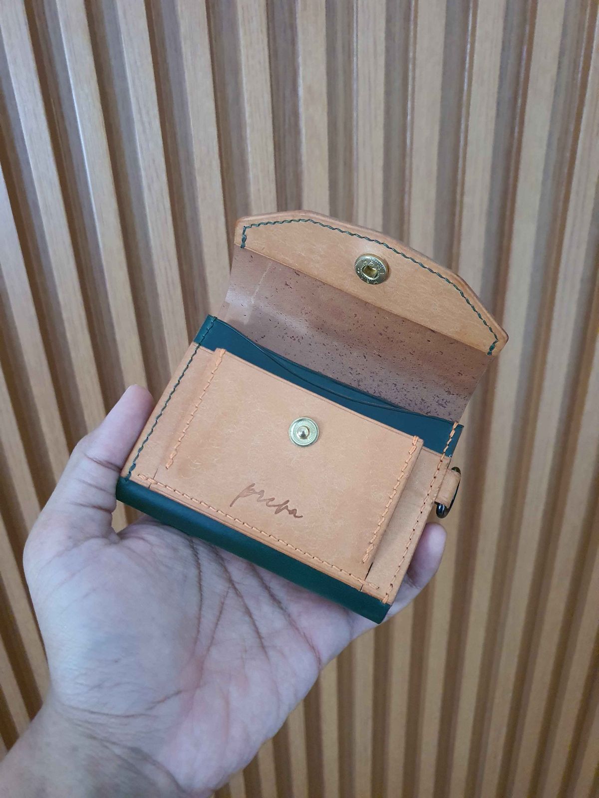 Photo by GOGOGO97 on January 7, 2025 of the PREVA LEATHER WORKS Card Case in Comipel Museum Shell Green Cordovan & Badalassi Carlo Bone Pueblo.