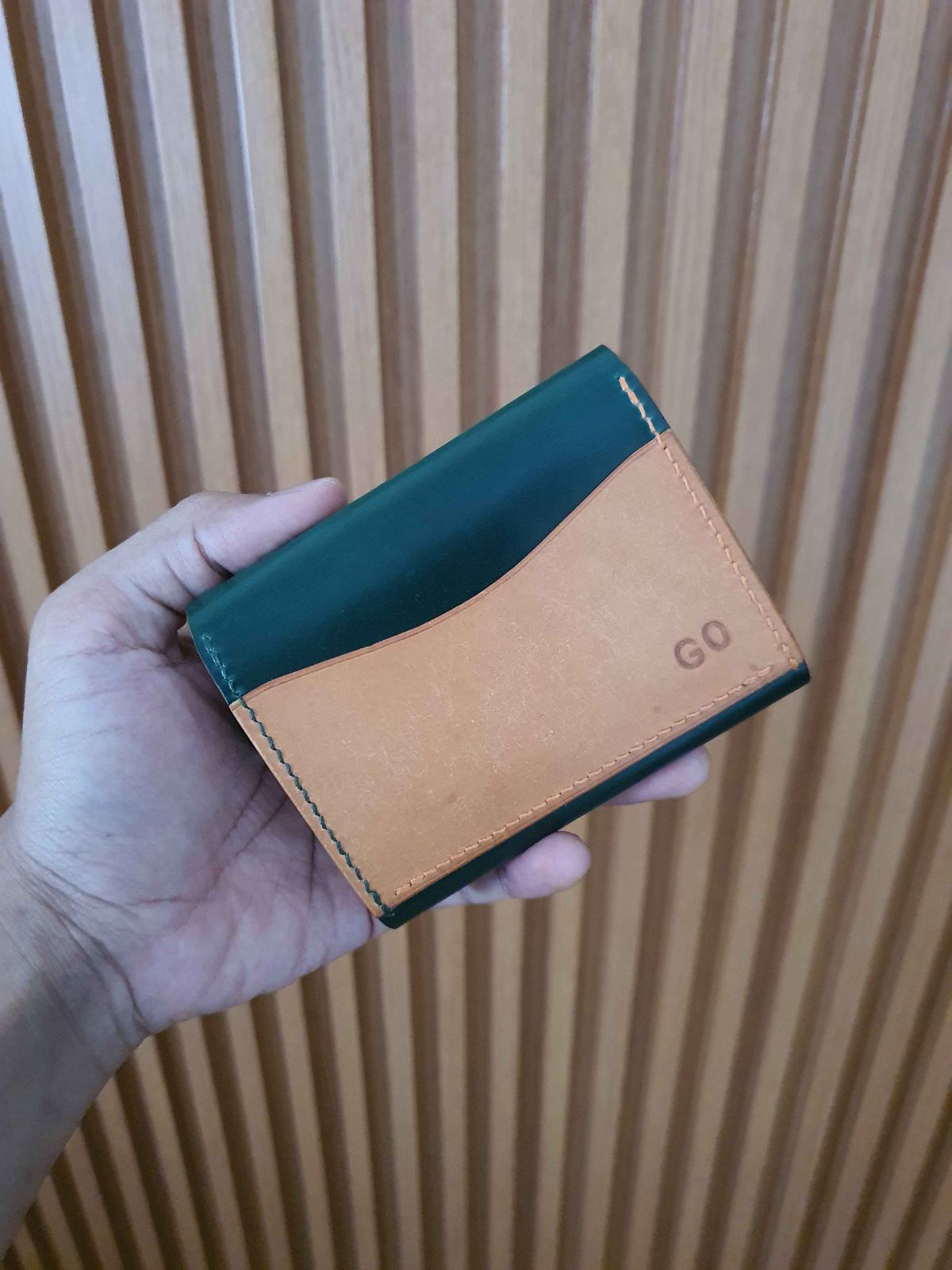 Photo by GOGOGO97 on January 7, 2025 of the PREVA LEATHER WORKS Card Case in Comipel Museum Shell Green Cordovan & Badalassi Carlo Bone Pueblo.