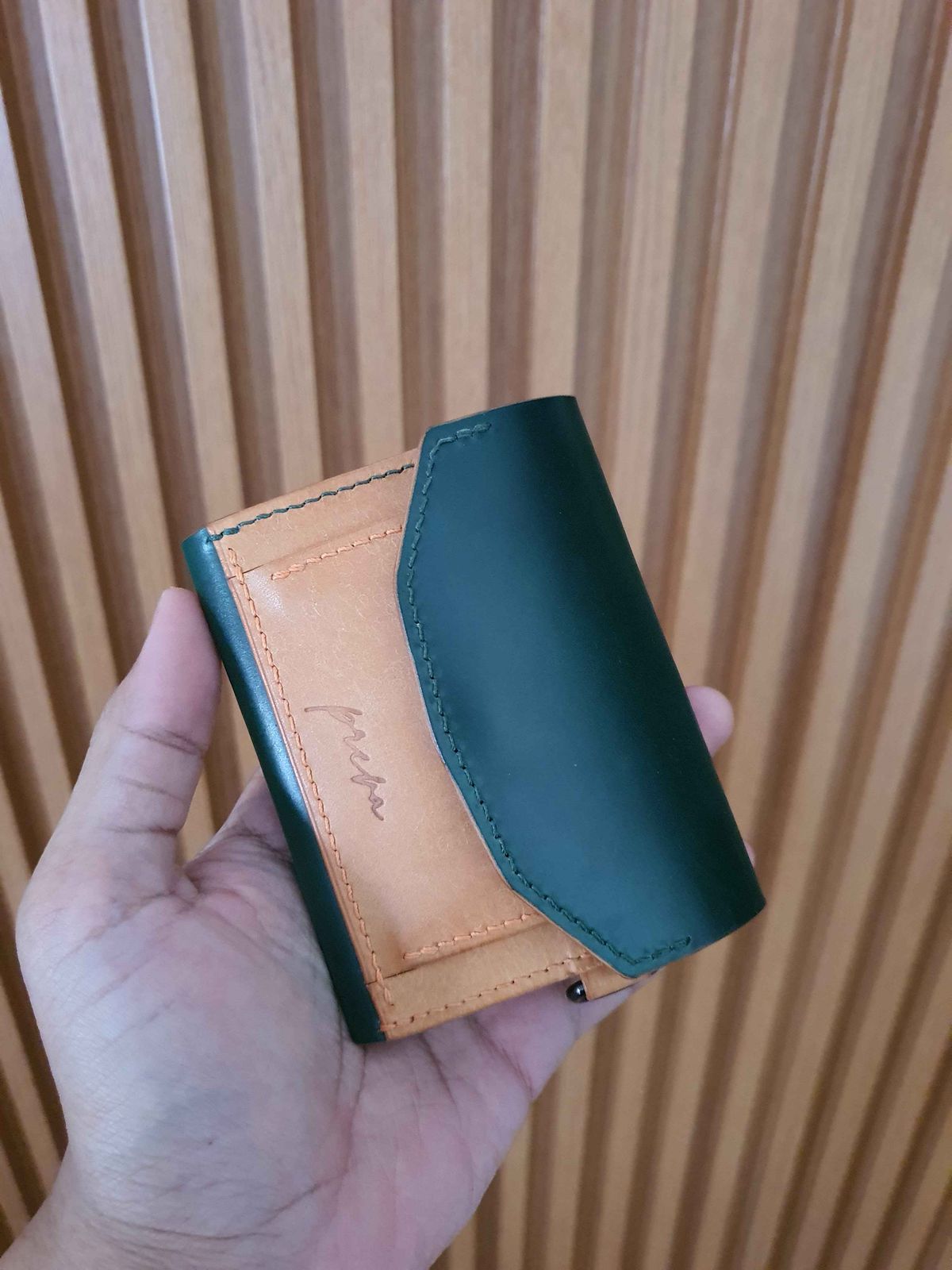 Photo by GOGOGO97 on January 7, 2025 of the PREVA LEATHER WORKS Card Case in Comipel Museum Shell Green Cordovan & Badalassi Carlo Bone Pueblo.