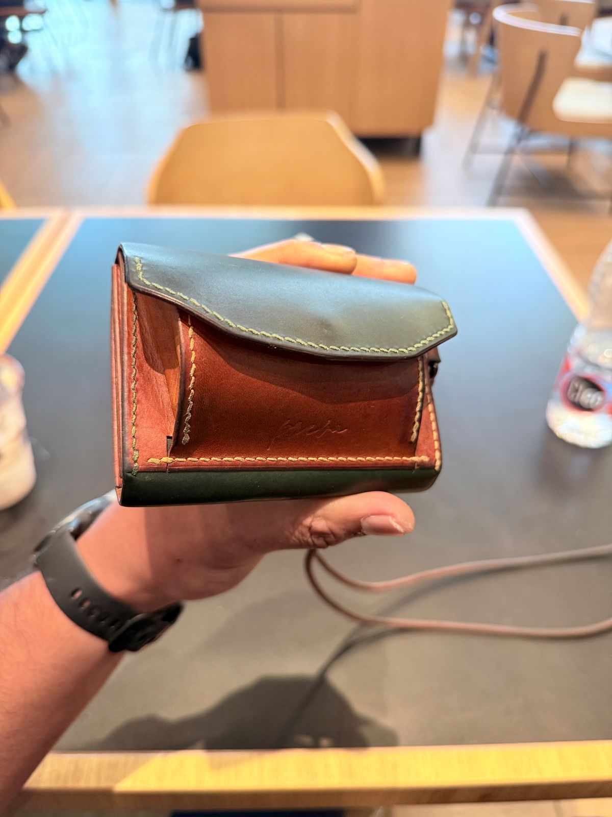 Photo by GOGOGO97 on September 6, 2025 of the PREVA LEATHER WORKS Card Case in Comipel Museum Shell Green Cordovan & Badalassi Carlo Bone Pueblo.