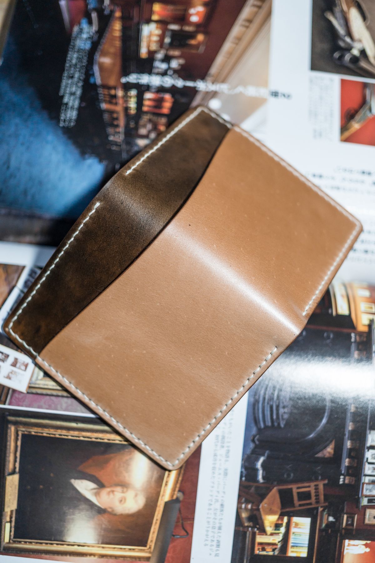 Photo by GOGOGO97 on September 28, 2025 of the SYH GOODS Kaarka Folded Extra Slot Money in Brown Marbled Rocado Shell Cordovan & Shinki Natural Shell Cordovan.
