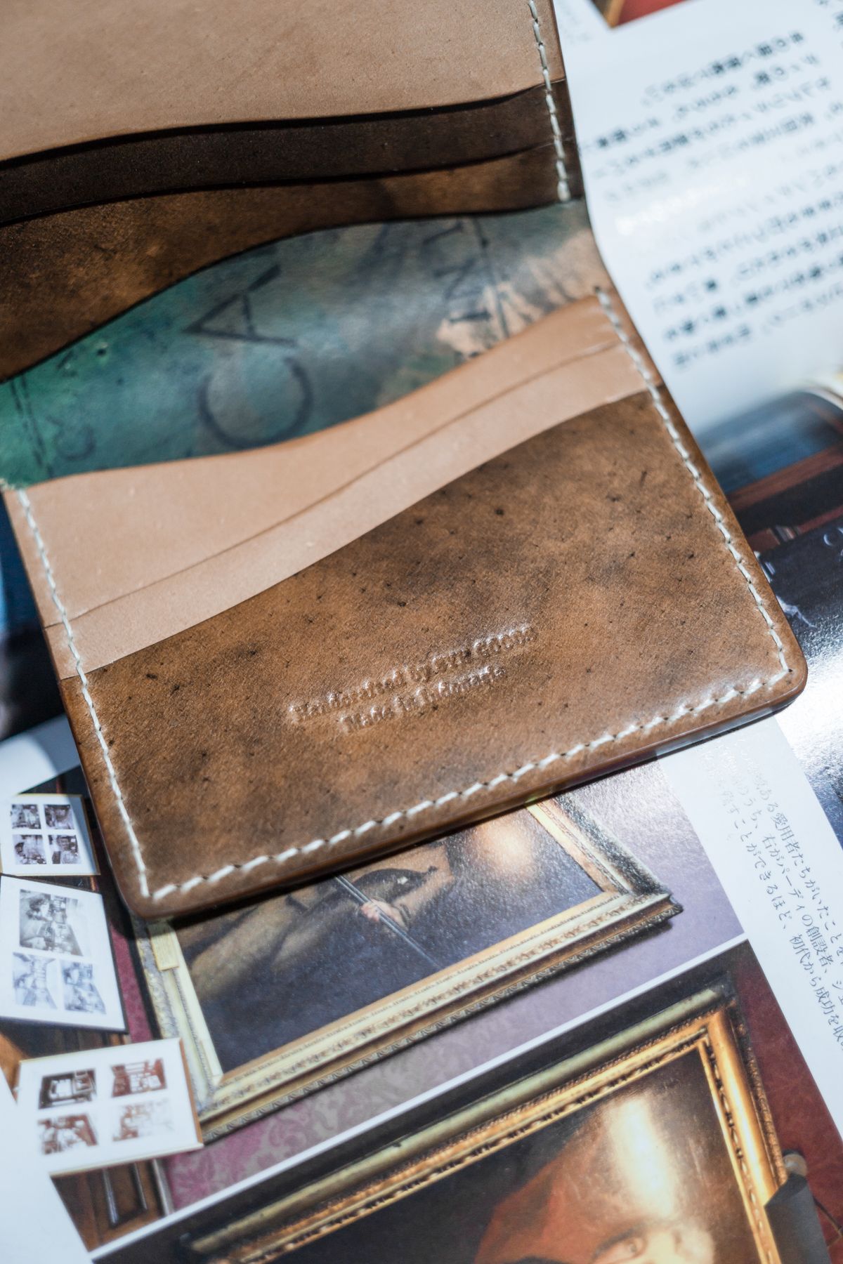 Photo by GOGOGO97 on September 28, 2025 of the SYH GOODS Kaarka Folded Extra Slot Money in Brown Marbled Rocado Shell Cordovan & Shinki Natural Shell Cordovan.
