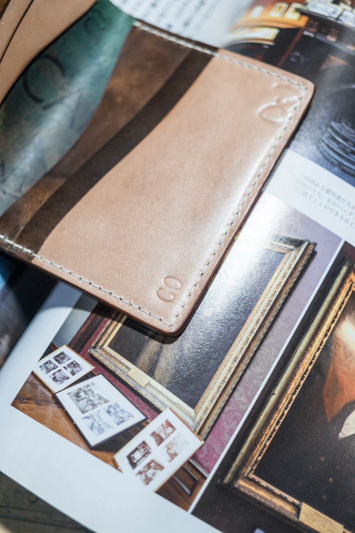 Photo by GOGOGO97 on September 28, 2025 of the SYH GOODS Kaarka Folded Extra Slot Money in Brown Marbled Rocado Shell Cordovan & Shinki Natural Shell Cordovan.