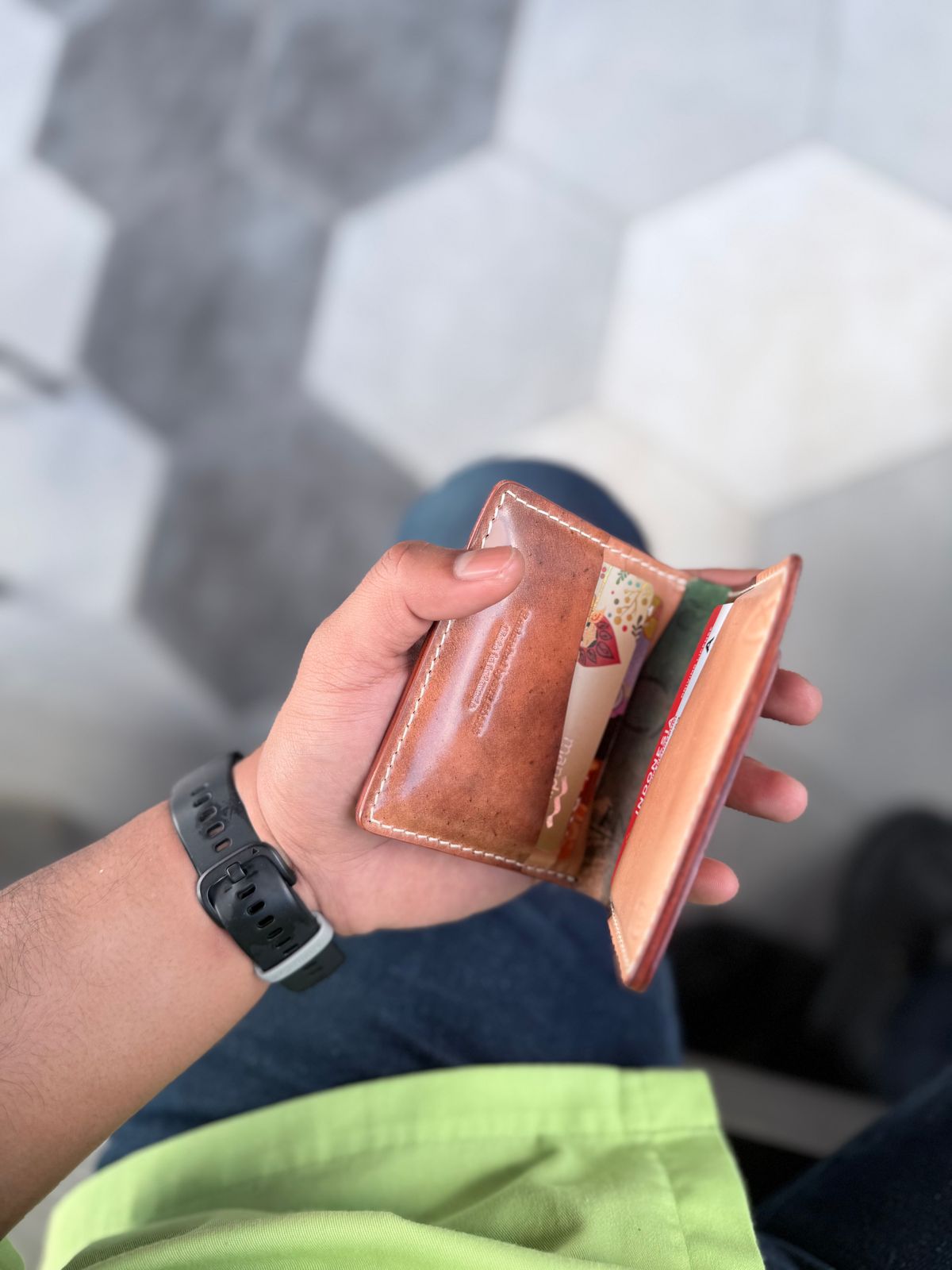 Photo by GOGOGO97 on October 7, 2025 of the SYH GOODS Kaarka Folded Extra Slot Money in Brown Marbled Rocado Shell Cordovan & Shinki Natural Shell Cordovan.