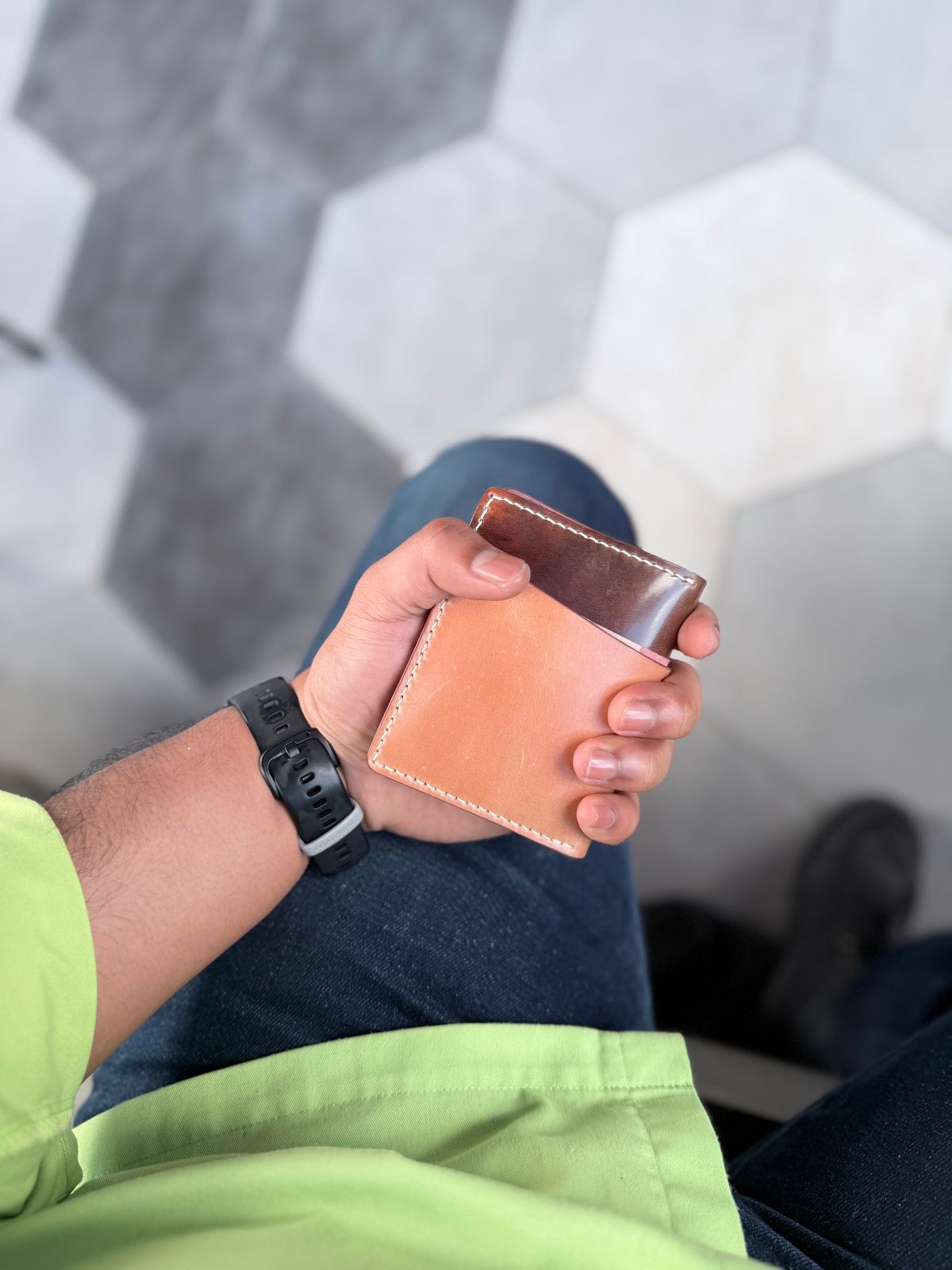 Photo by GOGOGO97 on October 7, 2025 of the SYH GOODS Kaarka Folded Extra Slot Money in Brown Marbled Rocado Shell Cordovan & Shinki Natural Shell Cordovan.