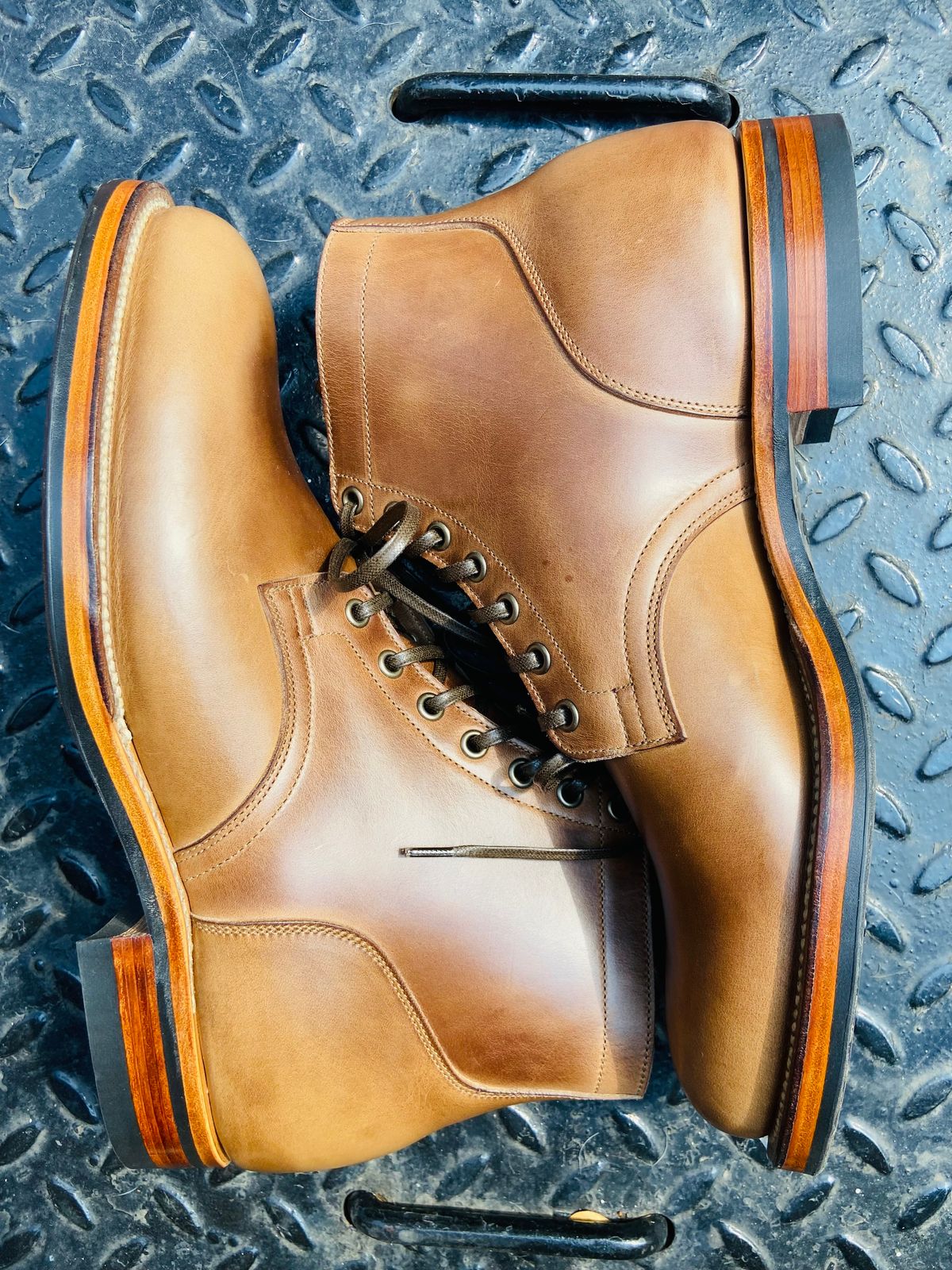 Photo by Rmtm on October 2, 2024 of the Viberg Service Boot in Horween Natural Chromexcel.