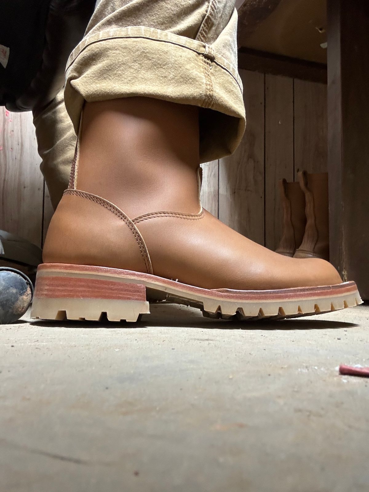 Photo by vlskelton on January 22, 2025 of the Nicks Handmade Boots Wellington in 1964 Tan.