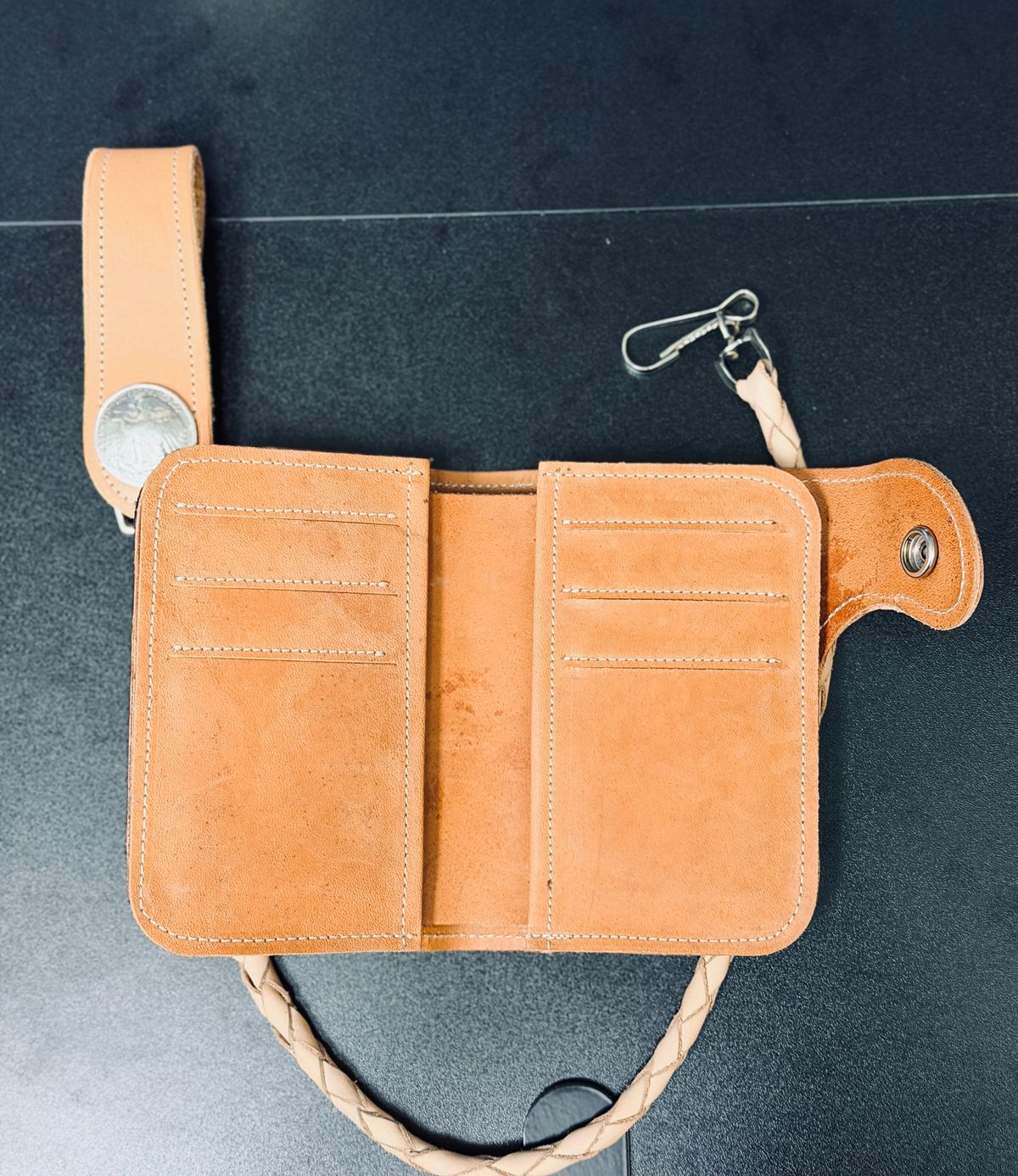 Photo by Ayam on November 3, 2025 of the Leather Goods Connection Ponderosa chain Wallet in Natural Unfinished Oak.