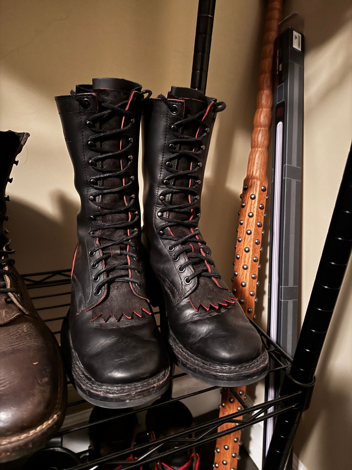 Photo by cason on January 10, 2026 of the White's White’s X Rose Anvil Drifter 3.0 in Seidel Blood Core Latigo.