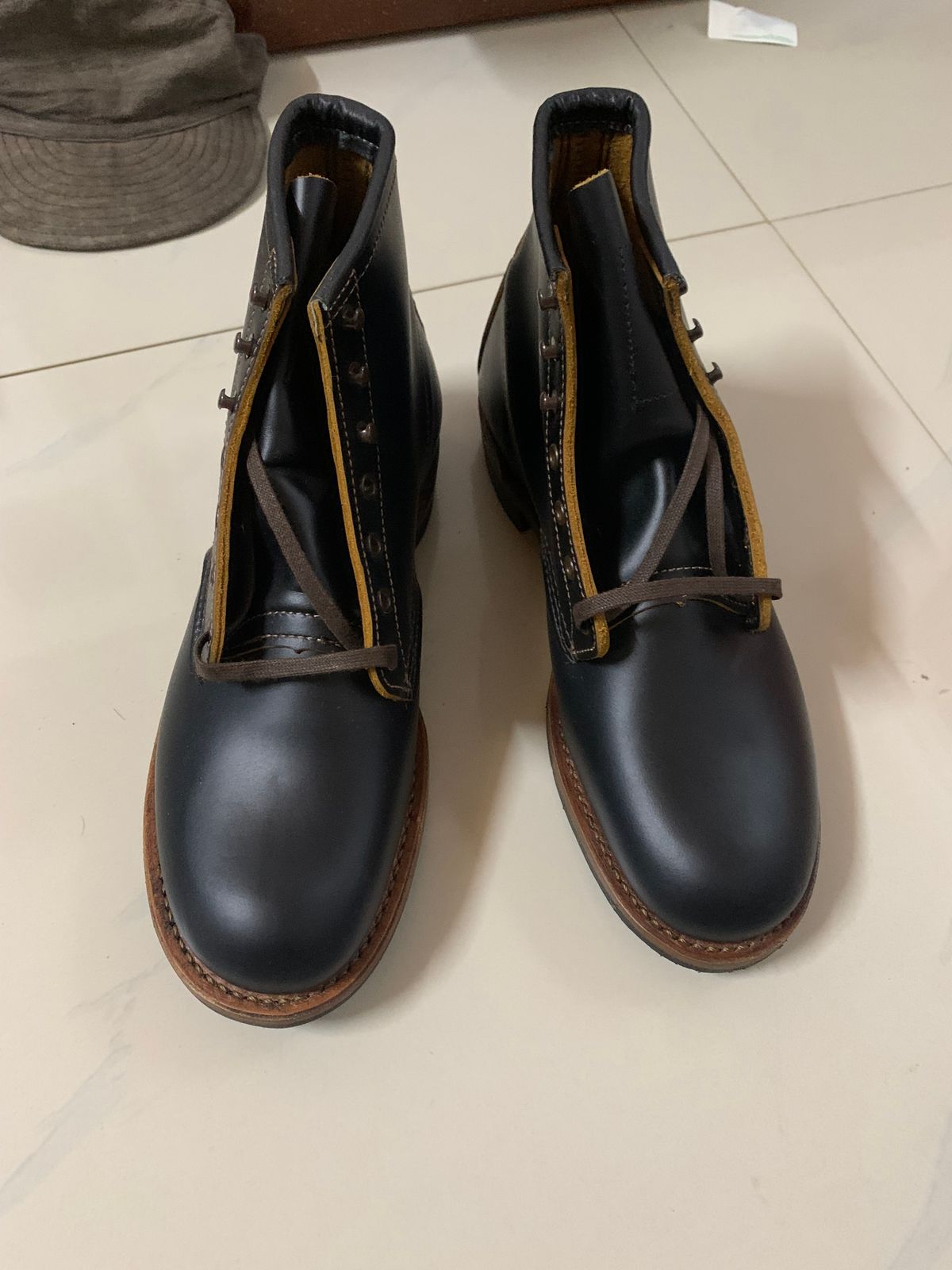 Photo by trizun on September 26, 2025 of the Red Wing Beckman Flatbox in S.B. Foot Black Klondike.