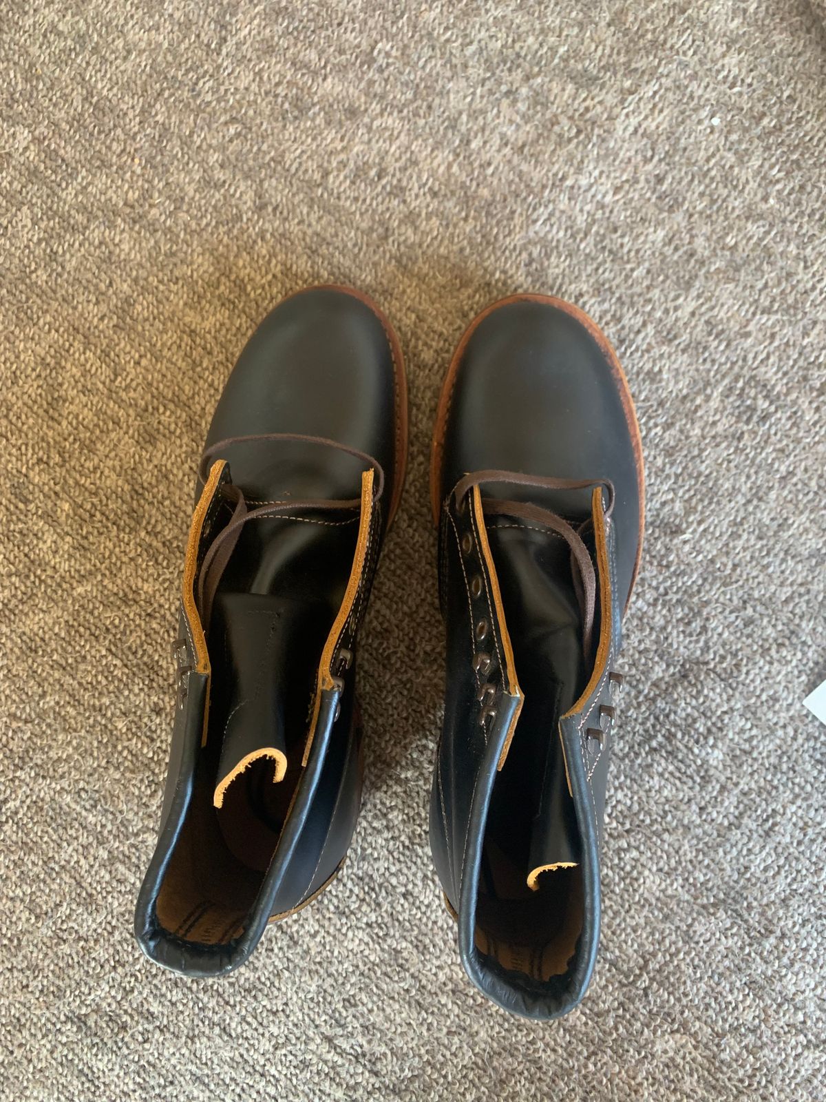 Photo by trizun on October 1, 2025 of the Red Wing Beckman Flatbox in S.B. Foot Black Klondike.