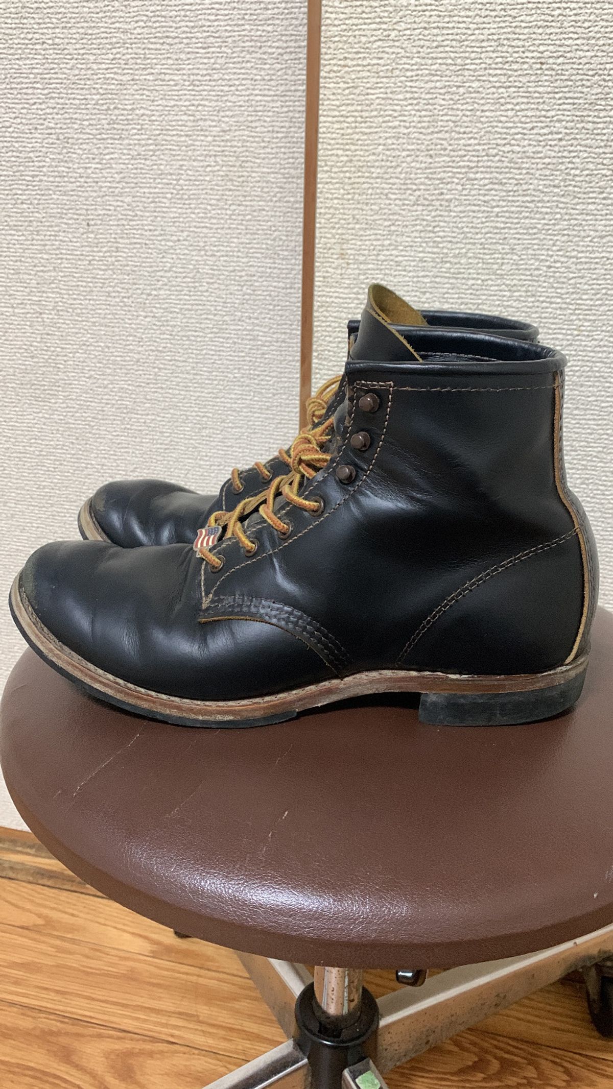 Photo by trizun on November 2, 2025 of the Red Wing Beckman Flatbox in S.B. Foot Black Klondike.