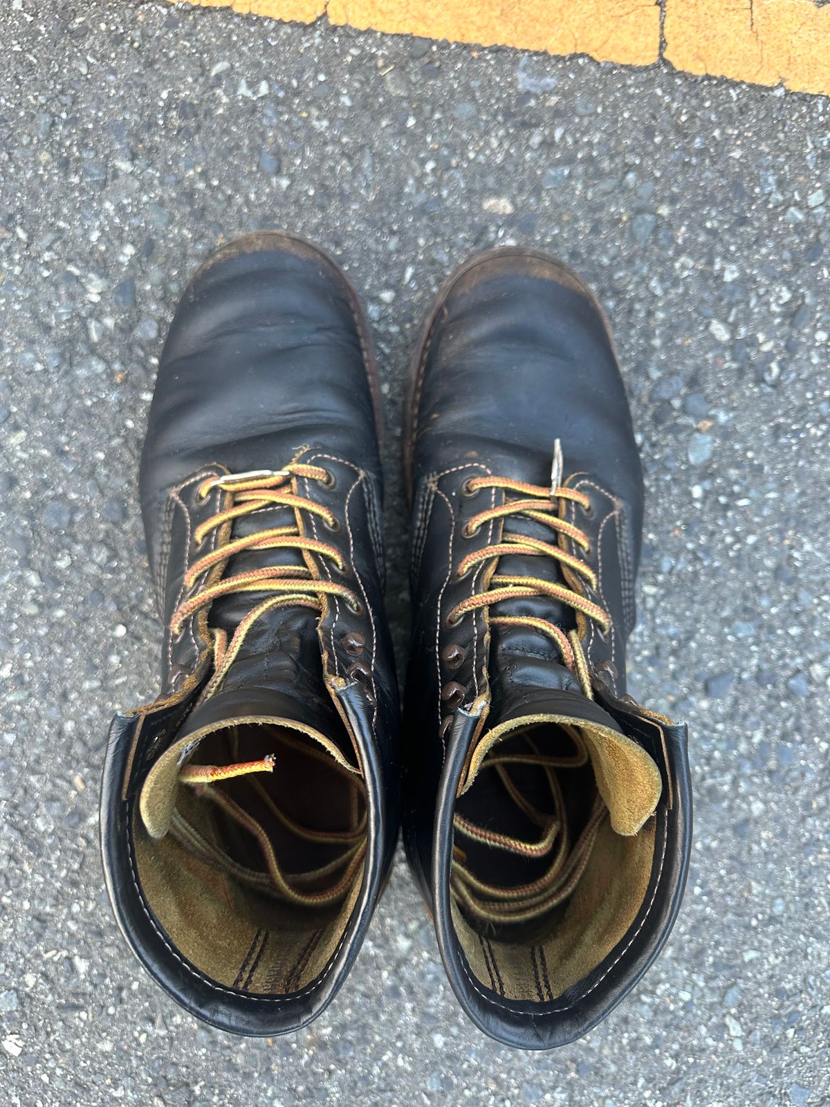 Photo by trizun on January 5, 2026 of the Red Wing Beckman Flatbox in S.B. Foot Black Klondike.