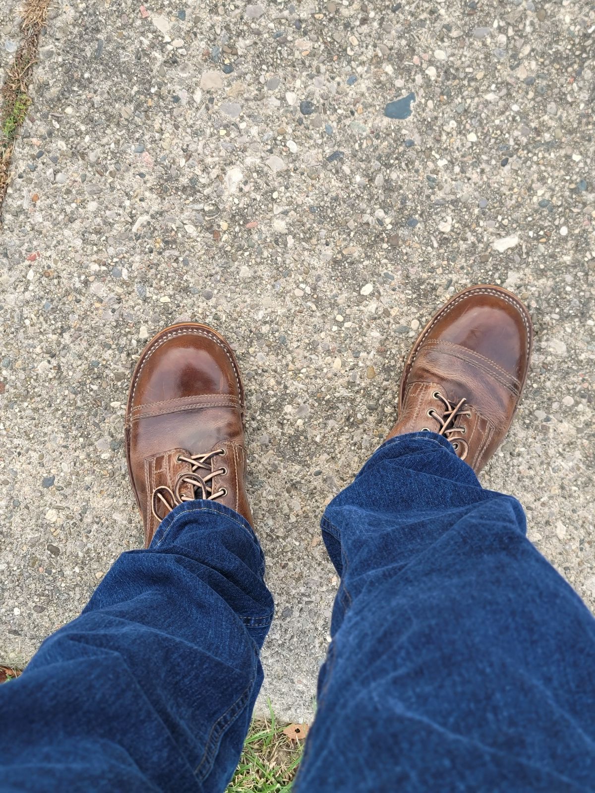Photo by AR on October 7, 2024 of the Drew's Boots 6" Contractor Captoe in Rowdy Smooth.