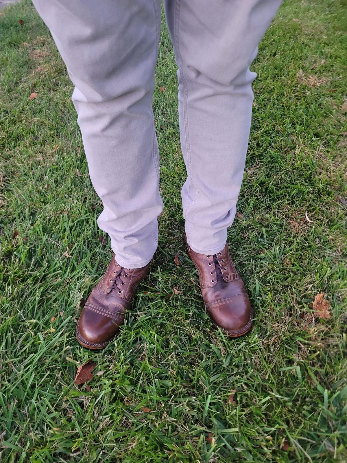 Photo by AR on October 21, 2024 of the Drew's Boots 6" Contractor Captoe in Rowdy Smooth.