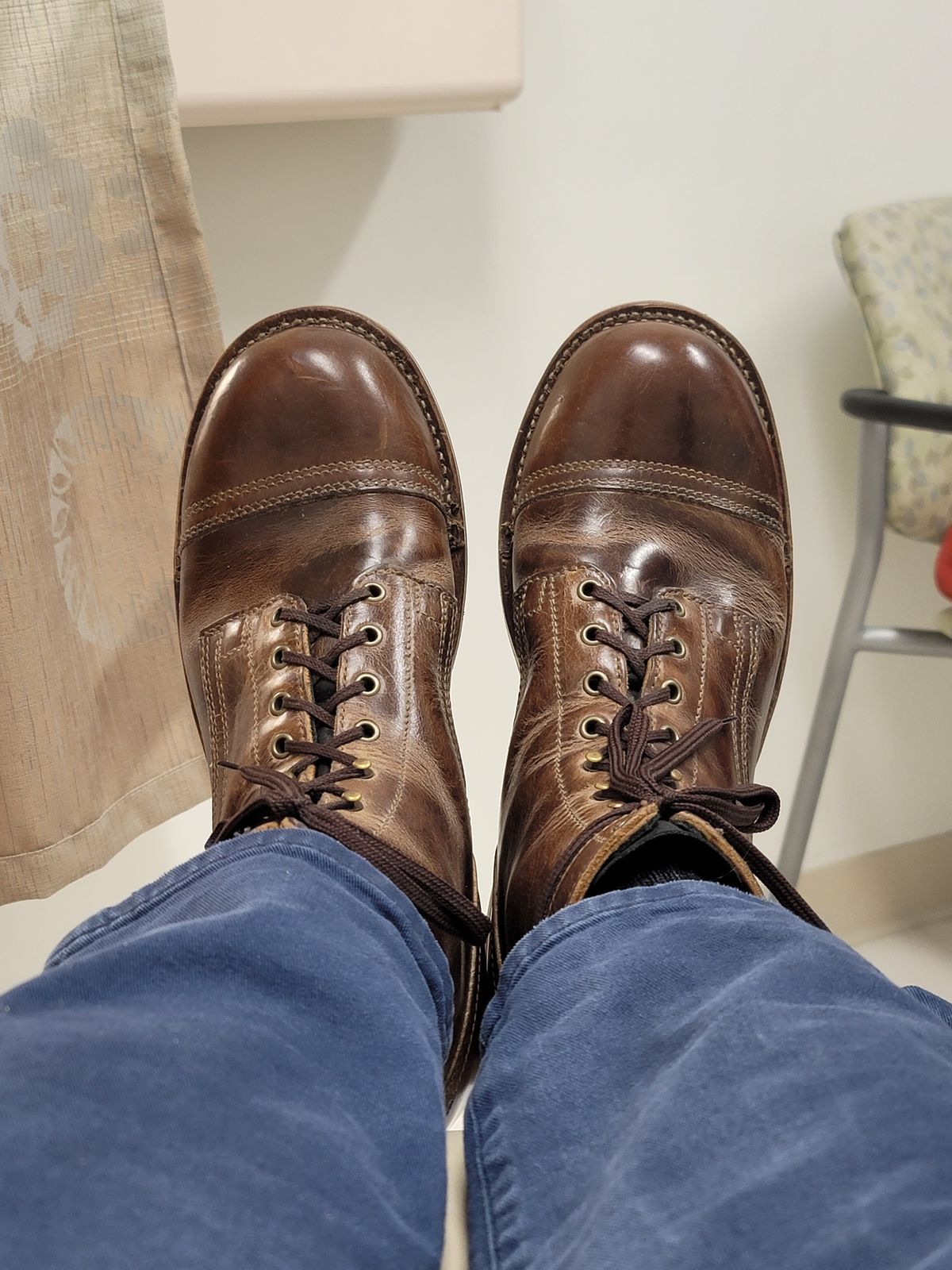 Photo by AR on October 28, 2024 of the Drew's Boots 6" Contractor Captoe in Rowdy Smooth.