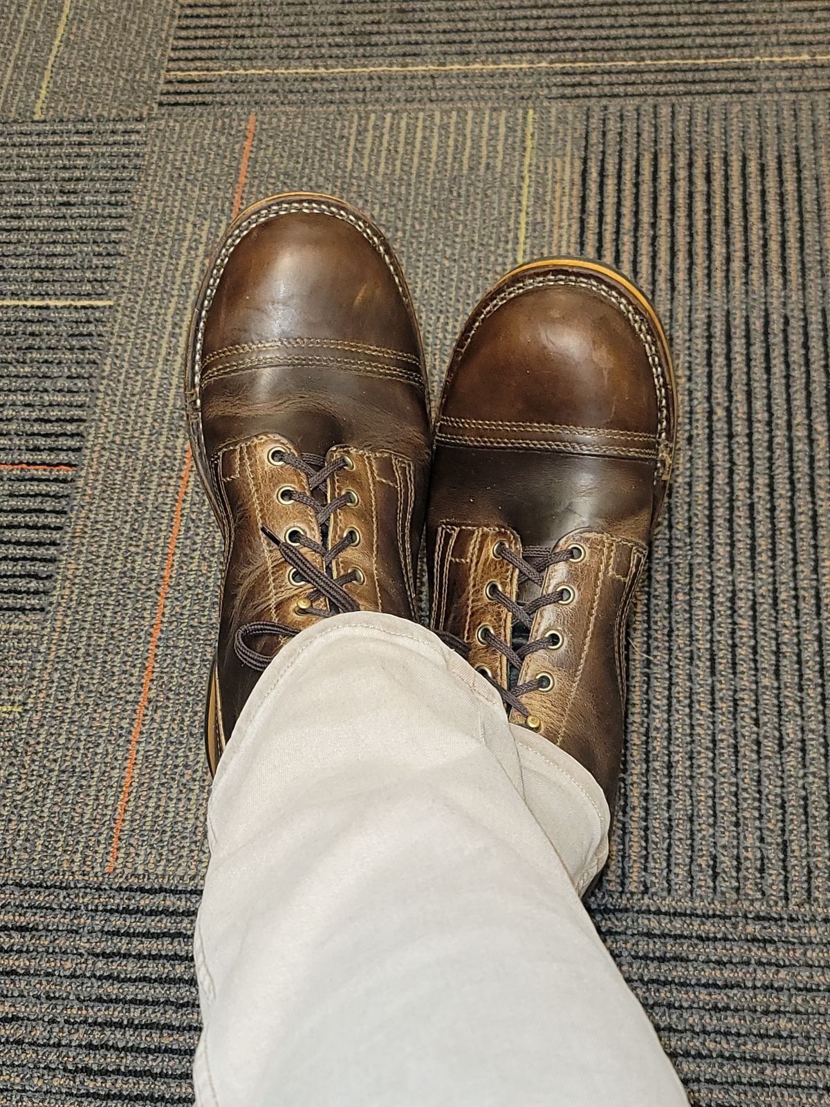 Photo by AR on November 4, 2024 of the Drew's Boots 6" Contractor Captoe in Rowdy Smooth.