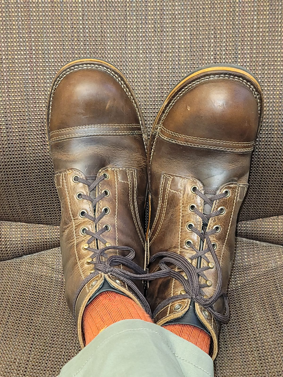 Photo by AR on November 11, 2024 of the Drew's Boots 6" Contractor Captoe in Rowdy Smooth.