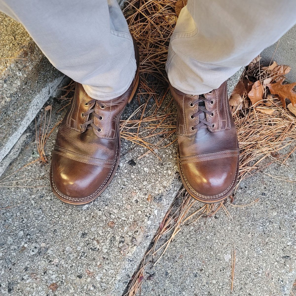 Photo by AR on November 19, 2024 of the Drew's Boots 6" Contractor Captoe in Rowdy Smooth.