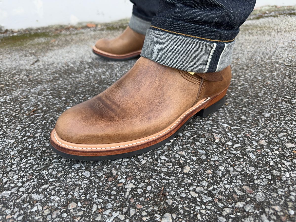 Photo by edwardrknives on December 26, 2024 of the The Flat Head Engineer Boots in Horween Natural Chromexcel.