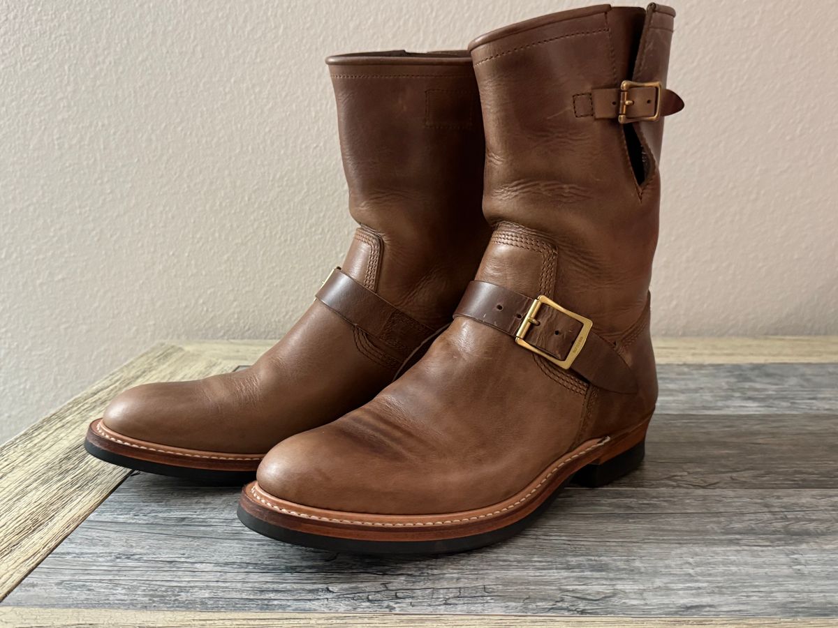 Photo by edwardrknives on December 27, 2024 of the The Flat Head Engineer Boots in Horween Natural Chromexcel.