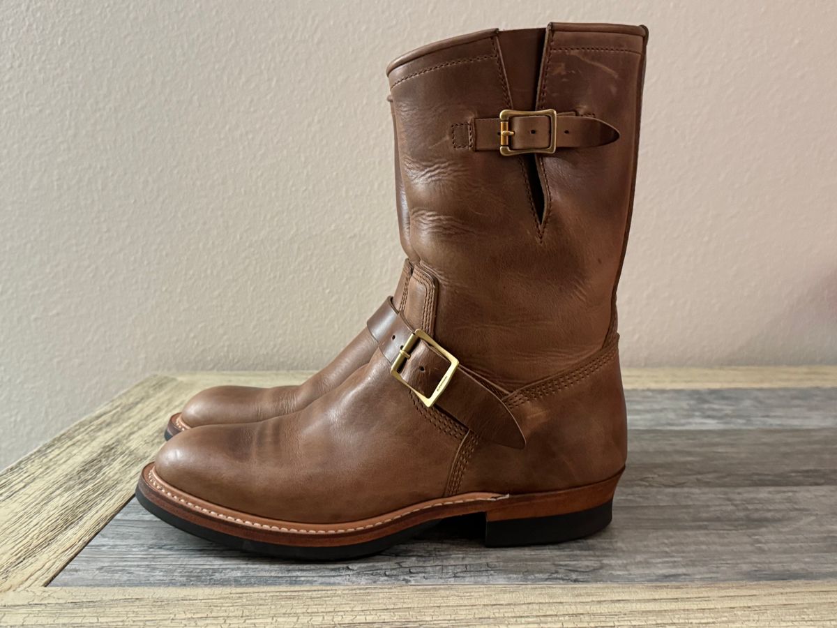 Photo by edwardrknives on December 27, 2024 of the The Flat Head Engineer Boots in Horween Natural Chromexcel.