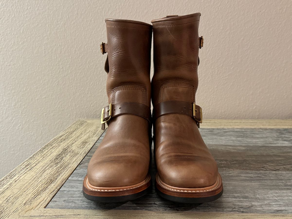 Photo by edwardrknives on December 27, 2024 of the The Flat Head Engineer Boots in Horween Natural Chromexcel.