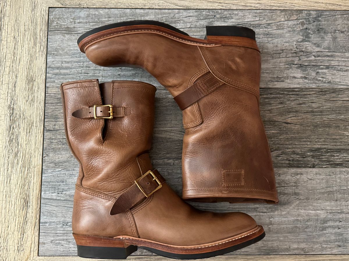 Photo by edwardrknives on December 27, 2024 of the The Flat Head Engineer Boots in Horween Natural Chromexcel.