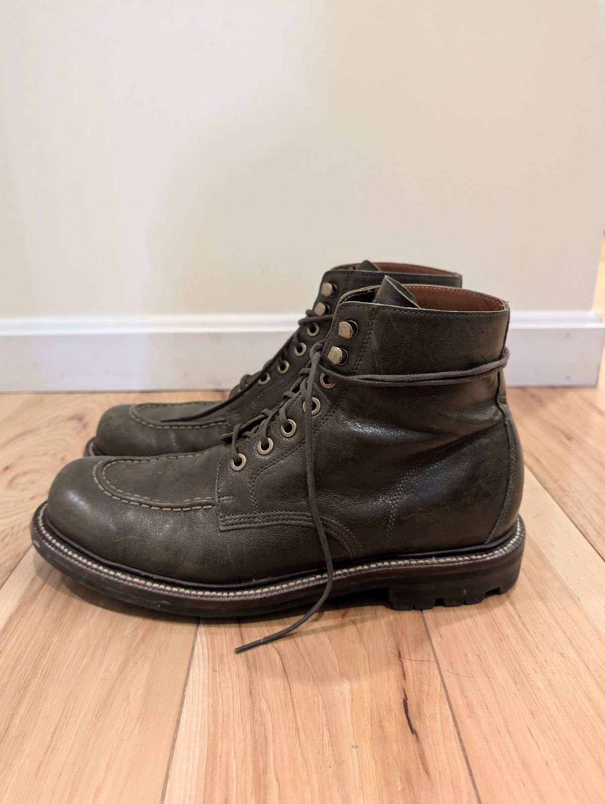 Photo by donkey008 on November 3, 2025 of the Grant Stone Brass Boot in Jungle Kangaroo Maryam Tannery.