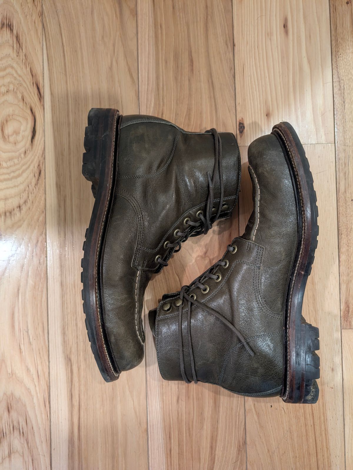 Photo by donkey008 on November 3, 2025 of the Grant Stone Brass Boot in Jungle Kangaroo Maryam Tannery.