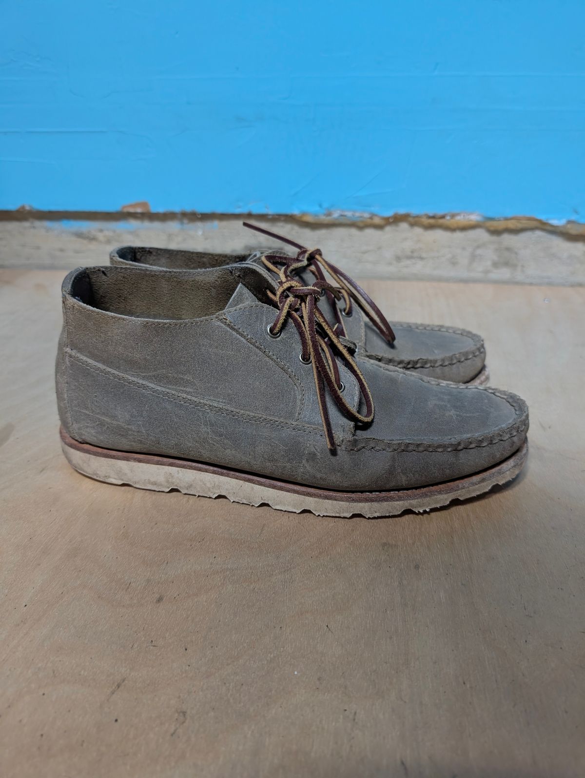 Photo by donkey008 on December 4, 2025 of the Rancourt & Co. Acadia Chukka Redux in C.F. Stead Driftwood Waxy Commander.