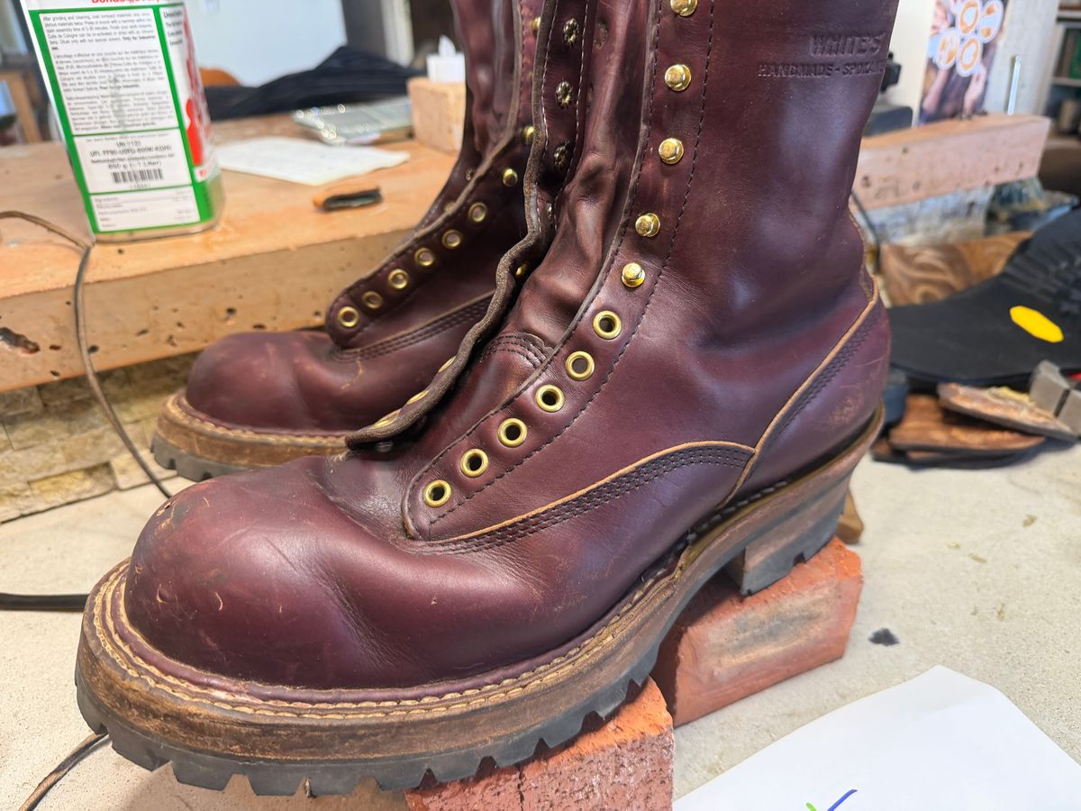 Photo by rhinoaz on November 5, 2025 of the White's Smokejumper in Cxl Burgandy.