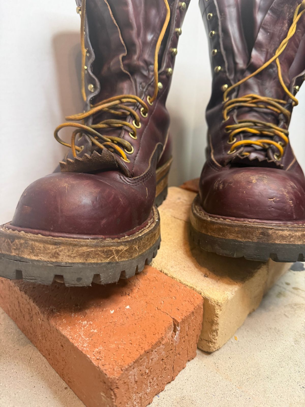 Photo by rhinoaz on December 1, 2025 of the White's Smokejumper in Cxl Burgandy.