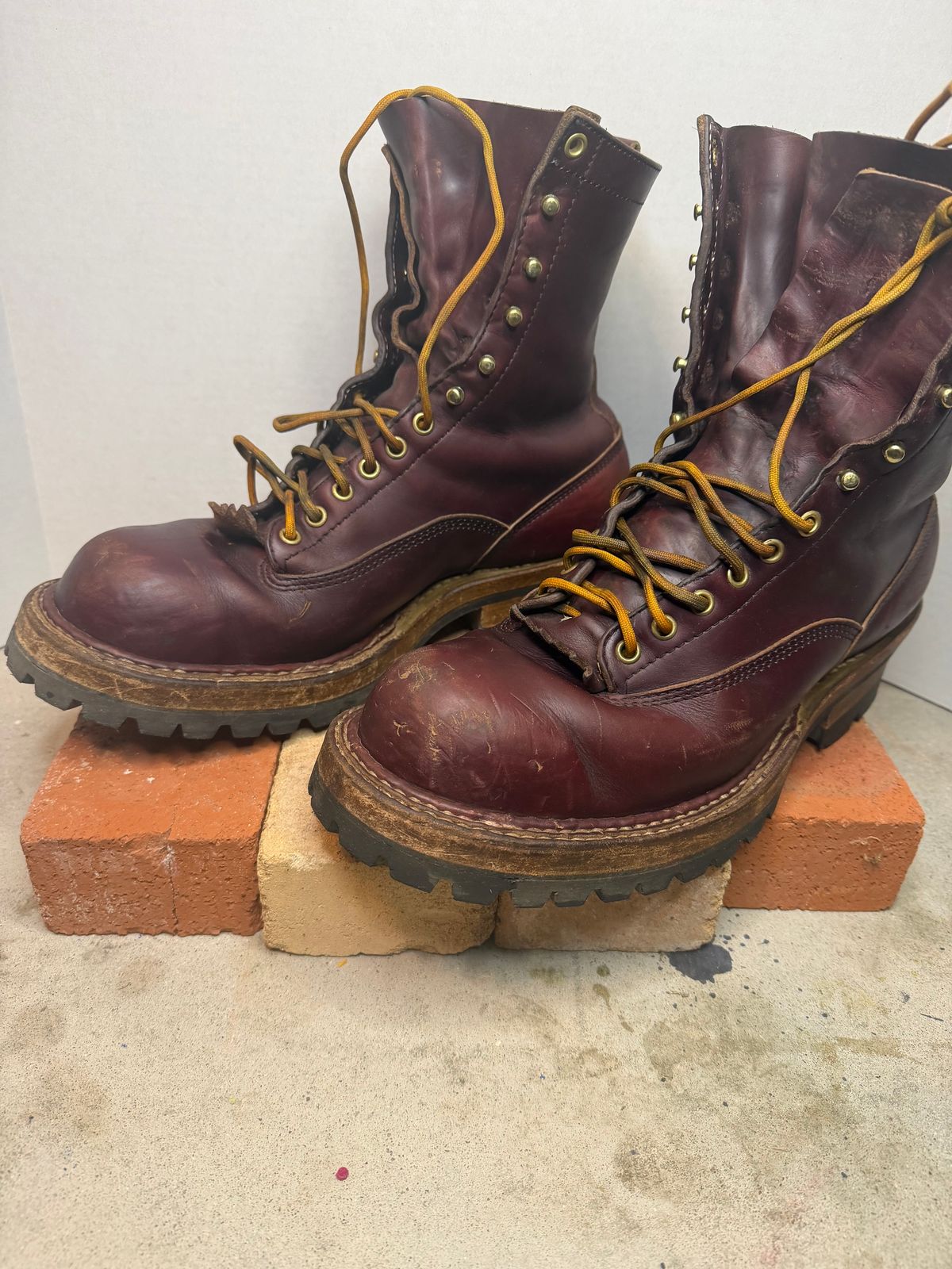 Photo by rhinoaz on December 1, 2025 of the White's Smokejumper in Cxl Burgandy.