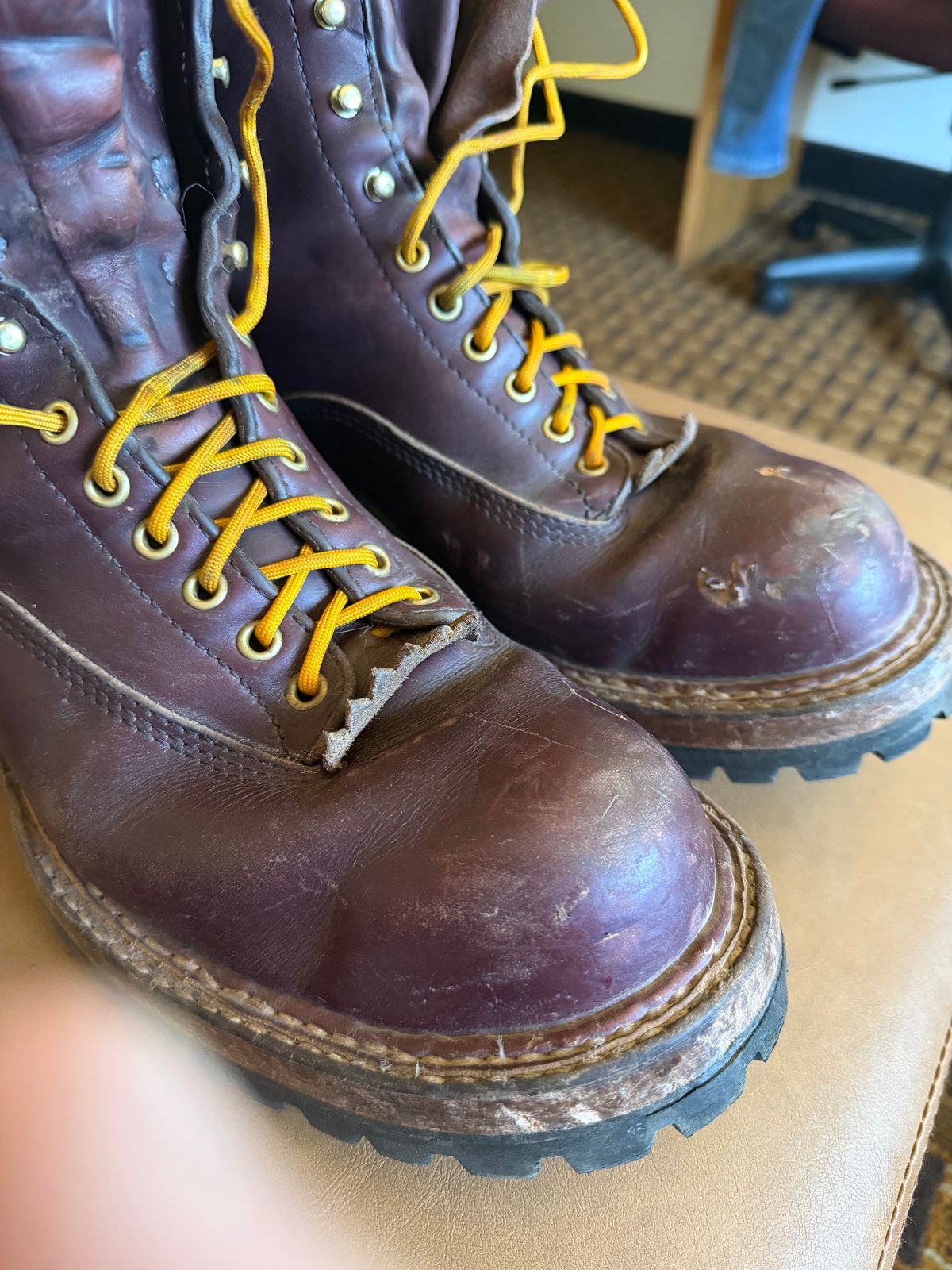 Photo by rhinoaz on January 5, 2026 of the White's Smokejumper in Cxl Burgandy.